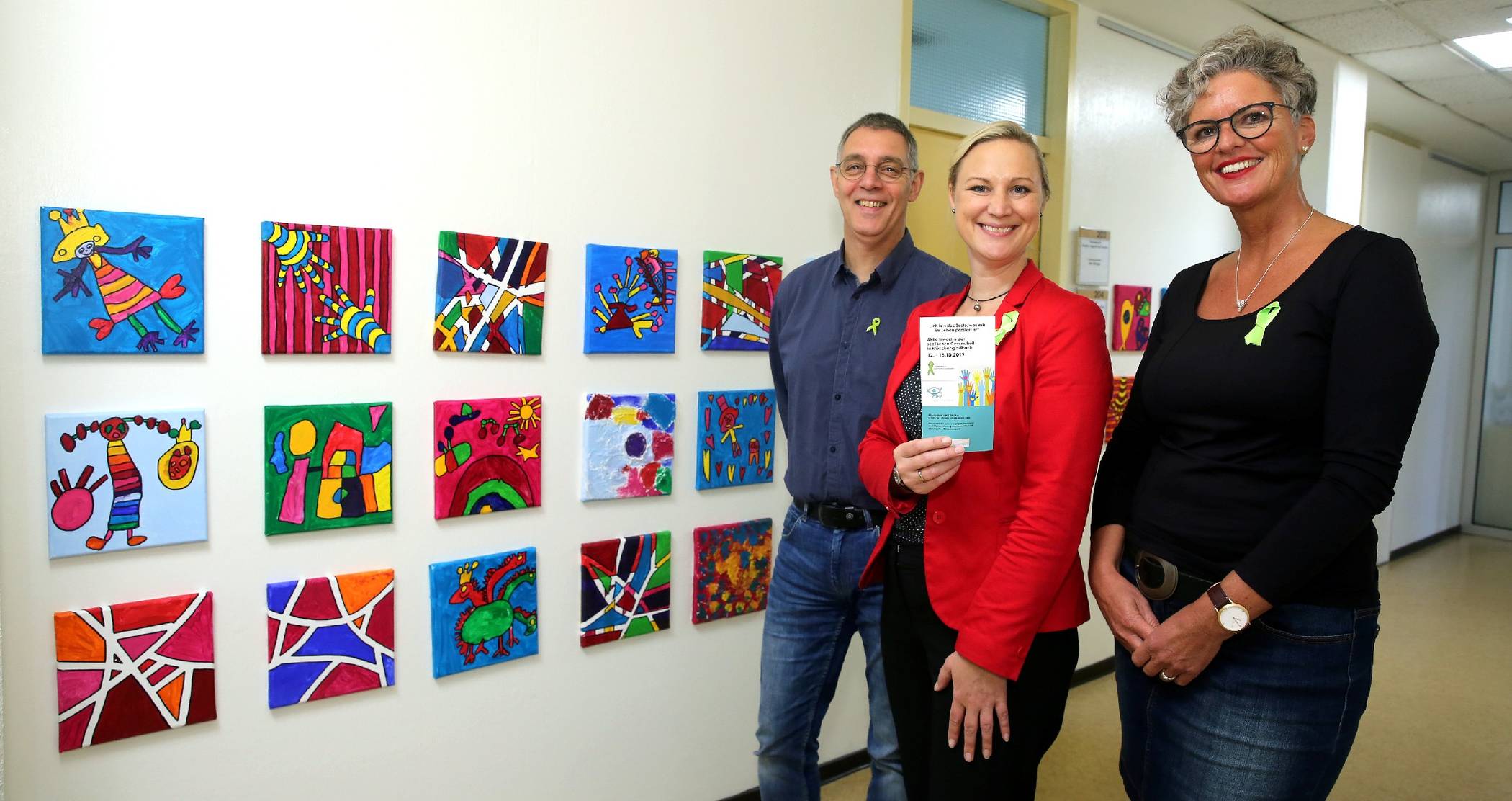  Grünes Schleifchen für Akzeptanz: Dieter Schax, Vorstandsvorsitzender des Reha-Vereins, Schirmherrin und Sozialdezernentin Dörte Schall und Claudia Große, Psychiatriekoordinatorin im städtischen Fachbereich Gesundheit, stellten das Programm der Woche der seelischen Gesundheit vor. 