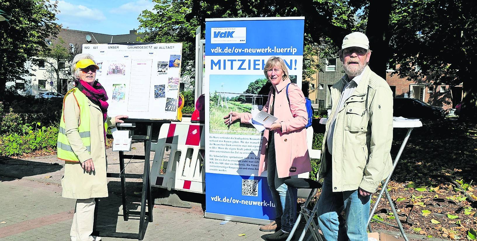  Im Gespräch über die Grundgesetze: Gerda Roggen, Dagmar Pardon-Neuenhaus und Ulrich Roggen (v. l.). 