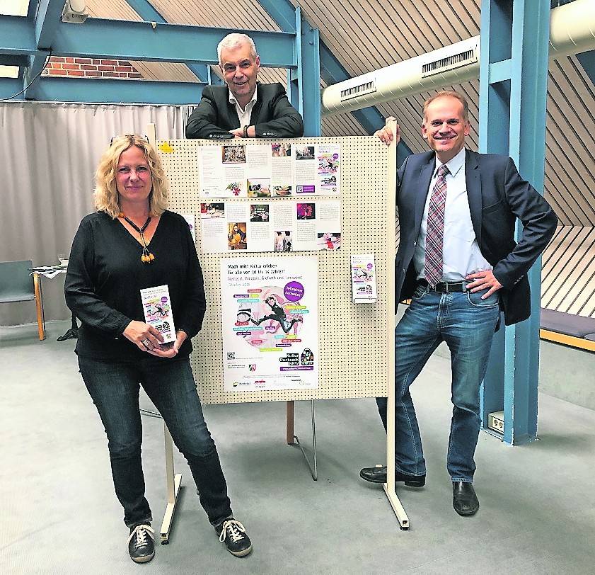 Ulrich Schmitter (o.) und Andrea Küppers-Hermsen von der Stadtbücherei Nettetal und Nettetals Bürgermeister Christian Wagner bei der Programmvorstellung.