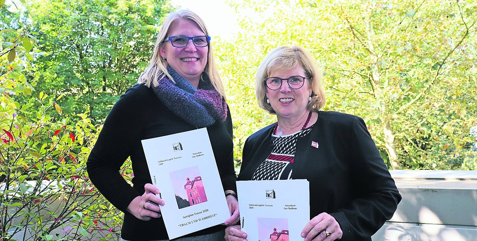 Sabine Mroch (r.) und Svenja Küppers-Heinrich mussten den Spielplan der Saison 2020 ohne Jan Bodinus vorstellen.