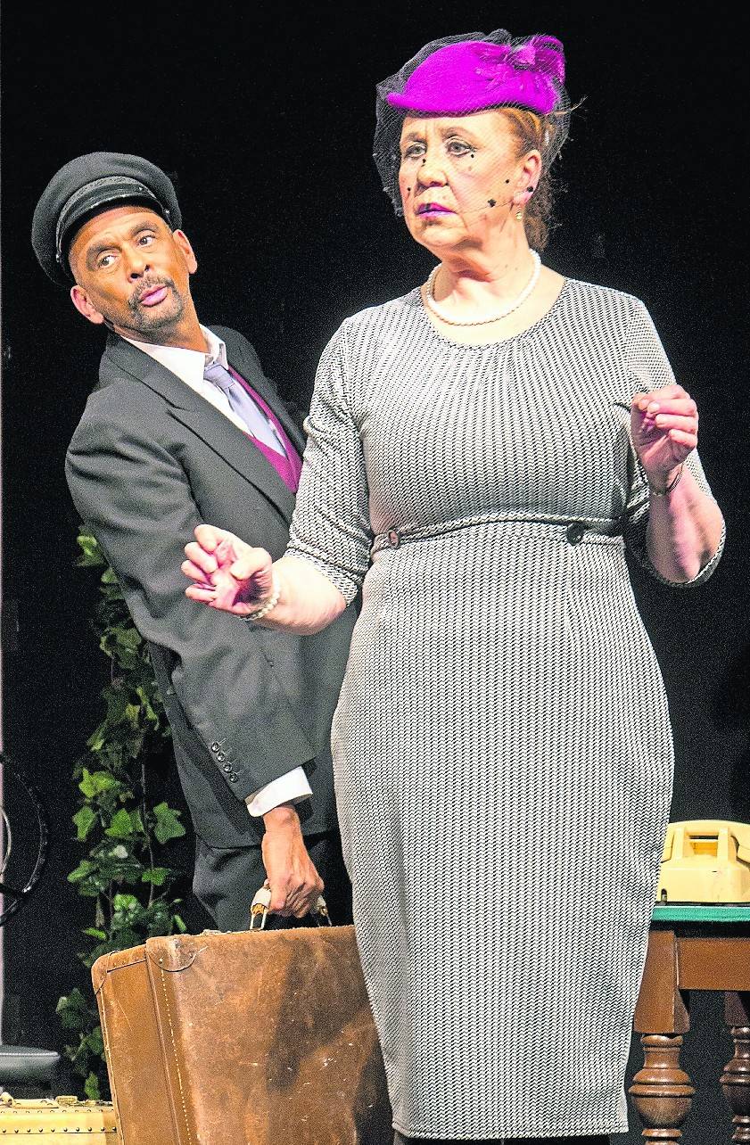 Pierre Sanoussi-Bliss als Chauffeur und Ute Lubosch als Miss Daisy in der Komödie von Alfred Uhry.