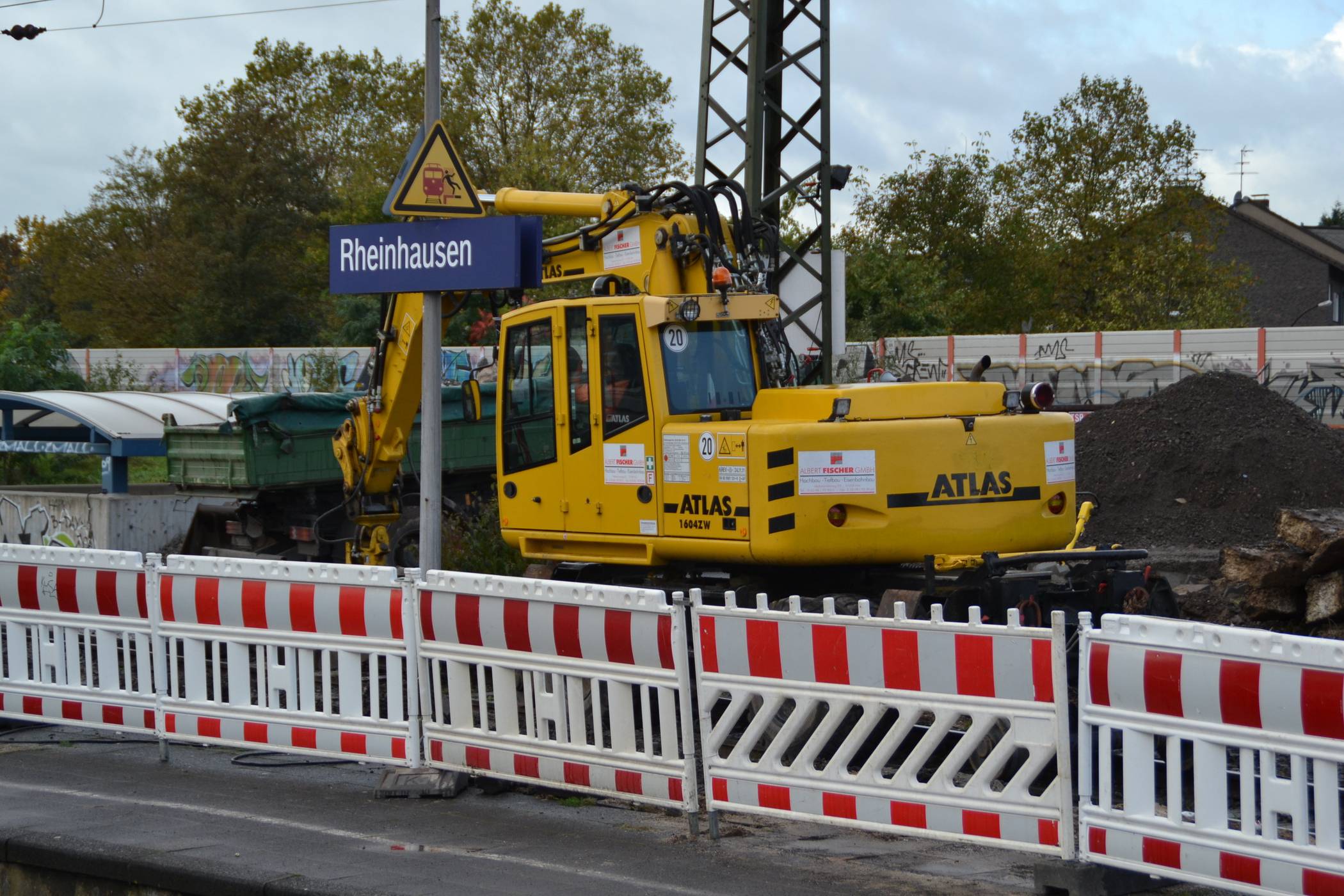  Die Deutsche Bahn plant mittels Fördergelder des Bundes an der Rheinhauser Bahnstrecke voraussichtlich ab 2022 Lärmsanierungen durchzuführen. Immobilieneigentümer entlang der Bahnstrecke können Leistungen beantragen. 2014 (Archivfoto) wurden die Bahnsteige in Rheinhausen modernisiert. 