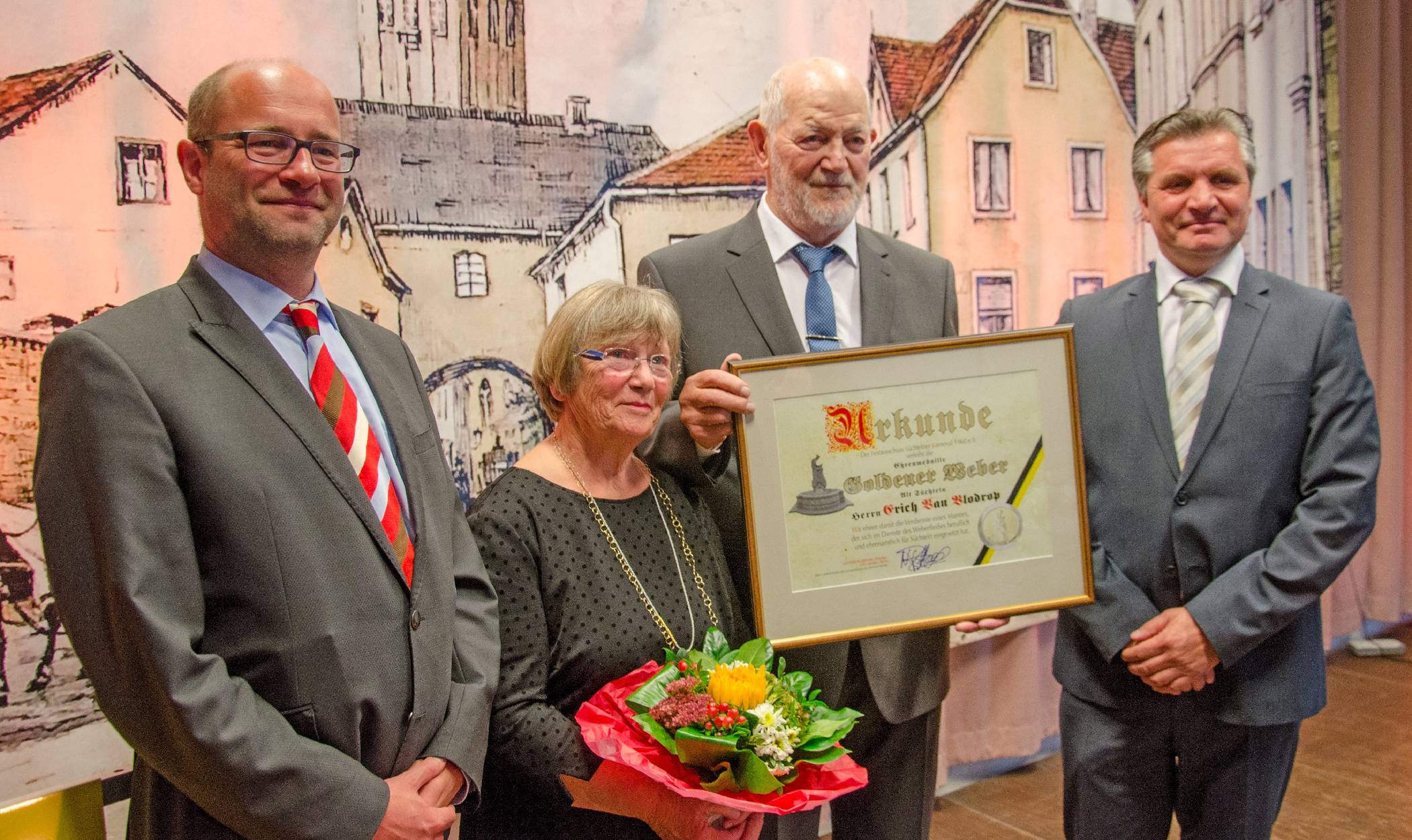  Nicolai Rattay (Vorsitzender des Festausschuss Süchtelner Karneval, r.) und sein Vize Gregor Mackes (l.) überreichten die Ehrenmedaille nebst Urkunde an Erich van Vlodrop mit Gattin. 