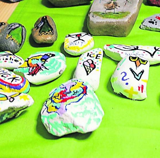 Werden sicher noch zahlreiche Steine bemalen: Ida Lamp, Marita Habgood und Birgit Reimsbach von Zapuh Grenzland mit Frank Poppels und Ehefrau Nicole mit Tochter Lina (v.l.).