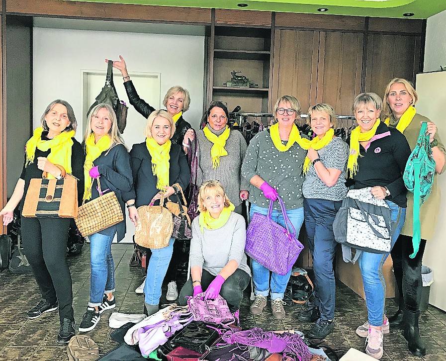 Die Frauen des Zonta Clubs Viersen sortieren bereits fleißig die Taschenspenden für die Taschenbörse.