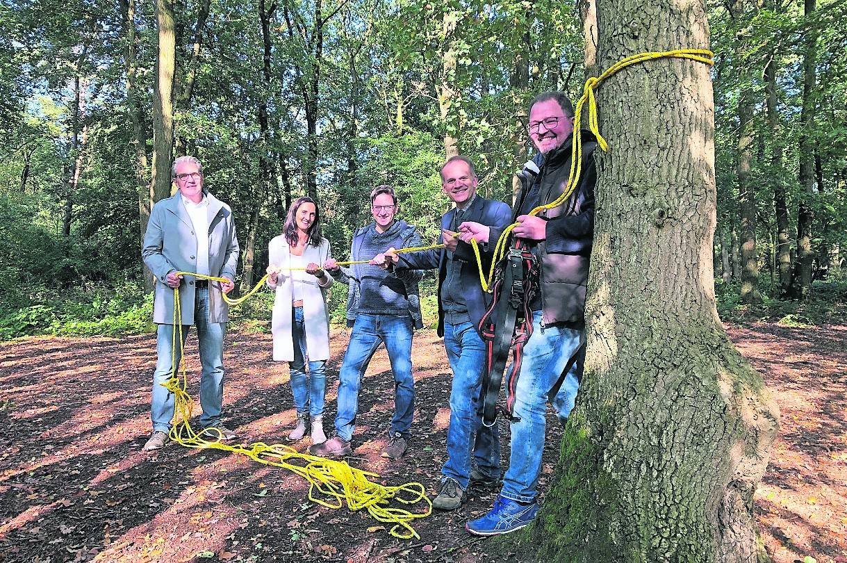  Markus Grühn und Ulrike Cronen, Wirtschaftsförderer Hans-Willi Pergens, Bürgermeister Christian Wagner und Investor Jörg Brockes ziehen an einem Strang bei der Verwirklichung des Kletterwaldes Niederrhein. 