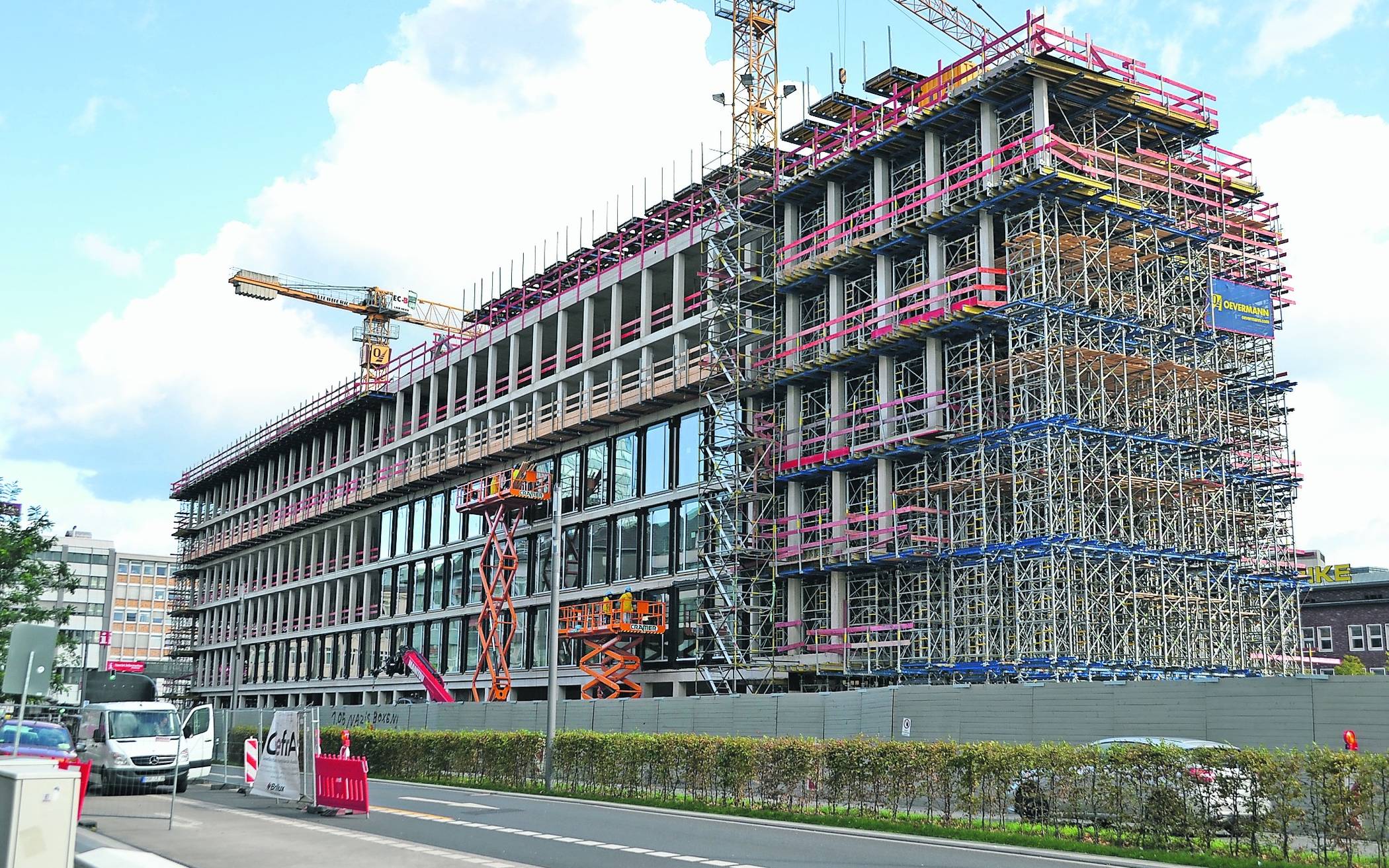 die hervorspringenden Ecken sind noch eingerüstet.