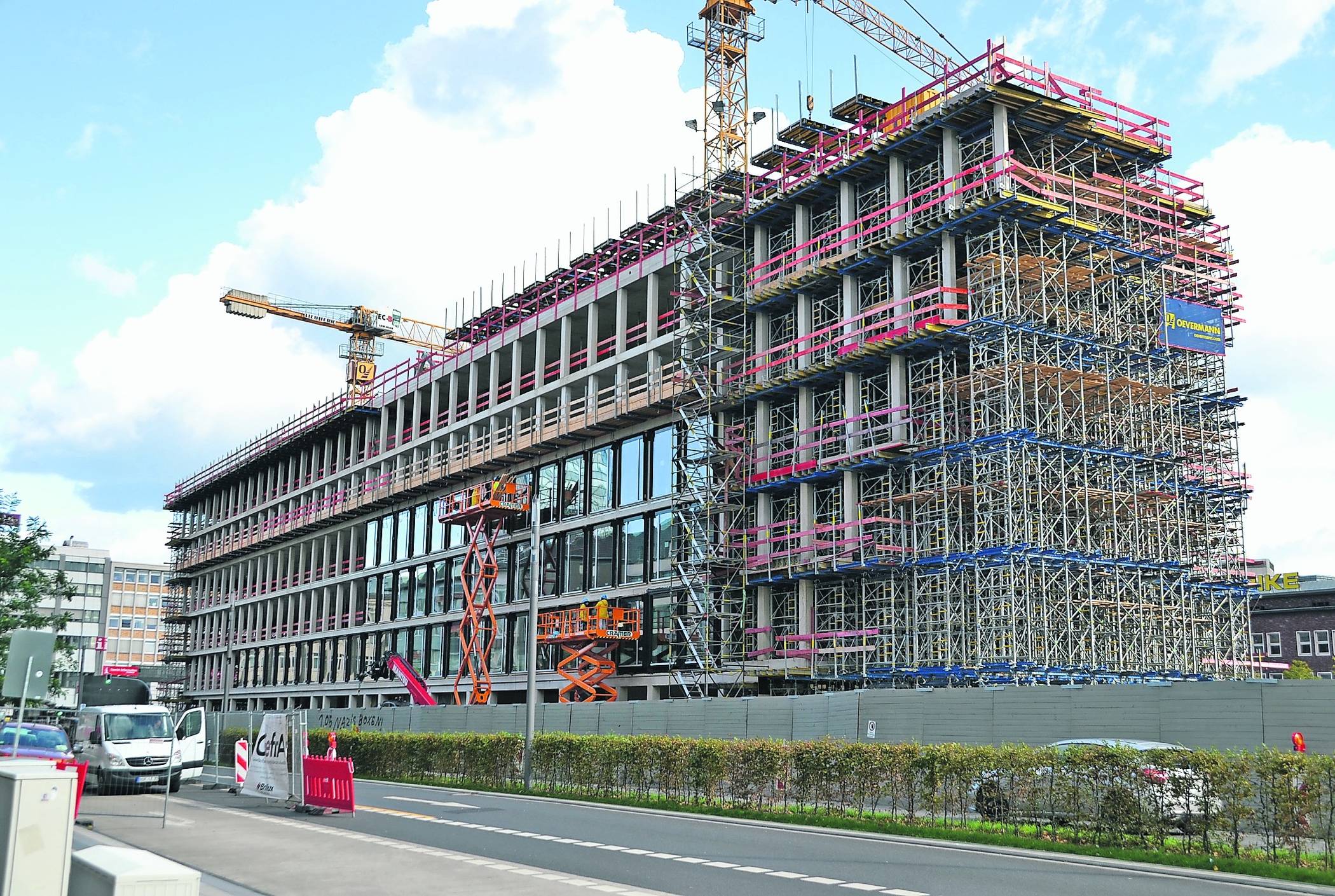  die hervorspringenden Ecken sind noch eingerüstet. 