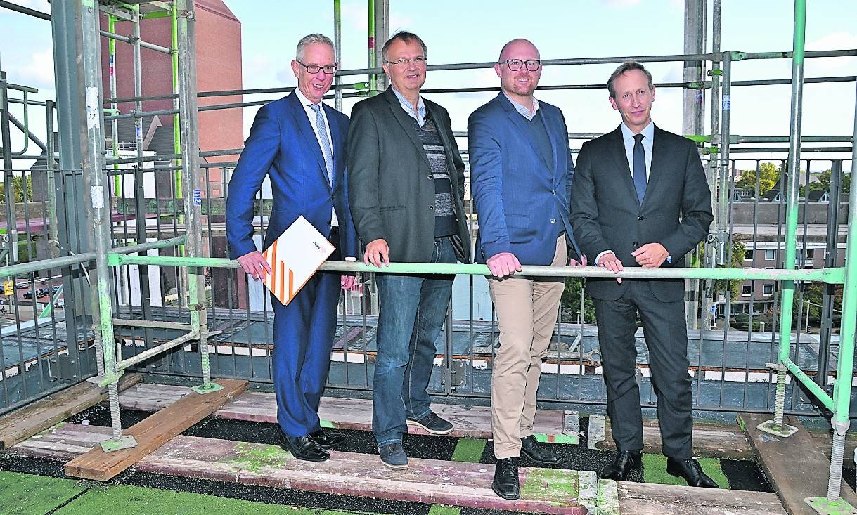 Andreas Schulten von Bulwiengesa, Hausherr Alexander Kranki, Oberbürgermeister Sören Link und Rasmus C. Beck von der Business-Metropole Ruhr (v.l.) hoch über dem Innenhafen auf der noch nicht ganz fertigen Dachterrasse des Digitalkontors.