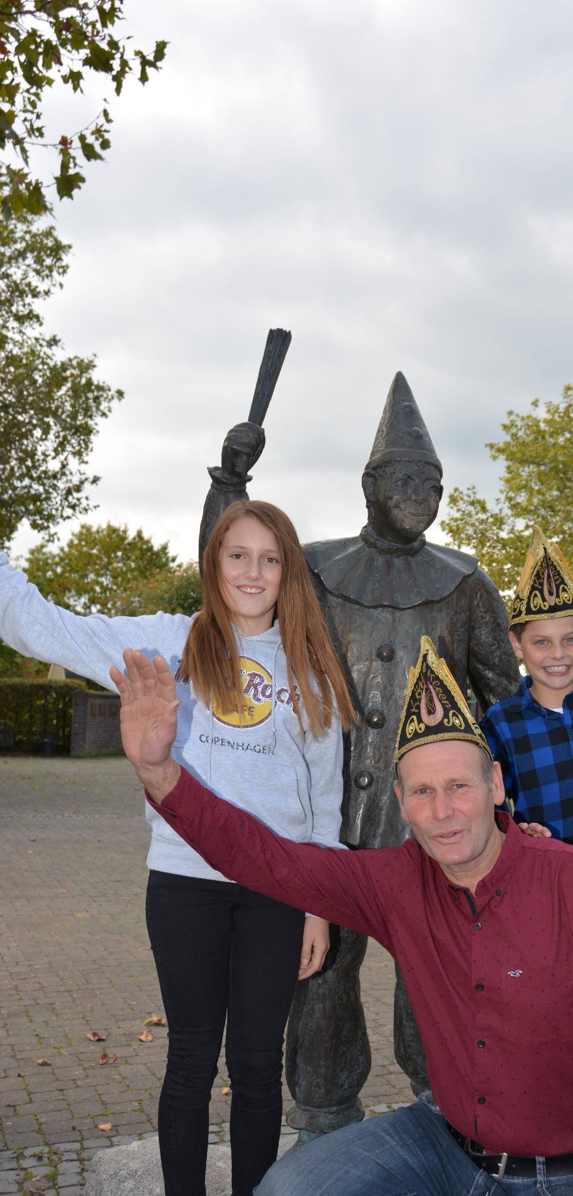  Da steht der Pajas beruhigt im Hintergrund, die KG Kött on Kleen hat endlich ihr Spitzenduo gefunden: Robert Daniels, Marie Neukirchen und Julian Vetten führen die Nierster Narren in der kommenden Session 2019/20 närrisch an. 