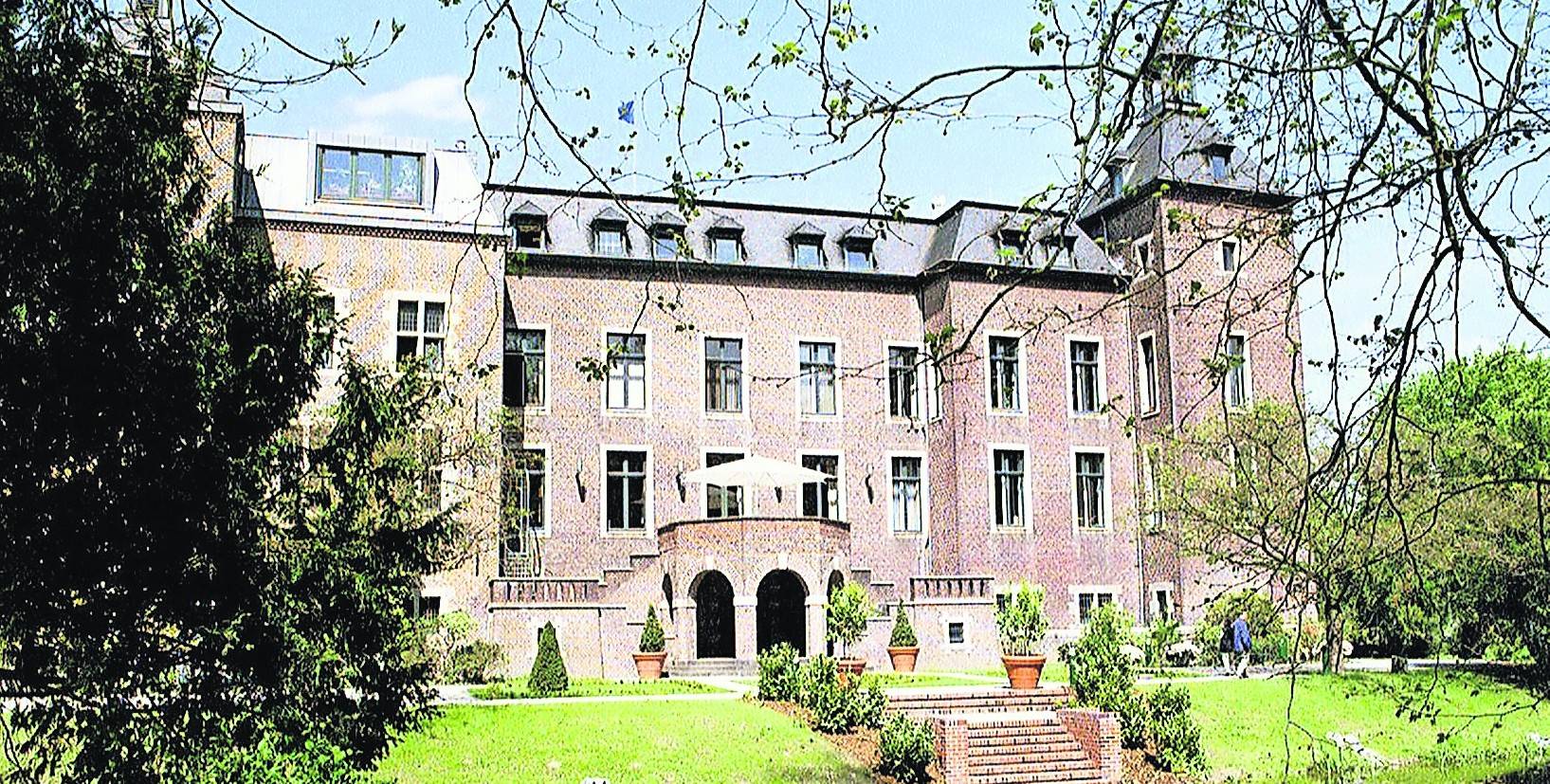  Die Südseite von Schloss Neersen. 