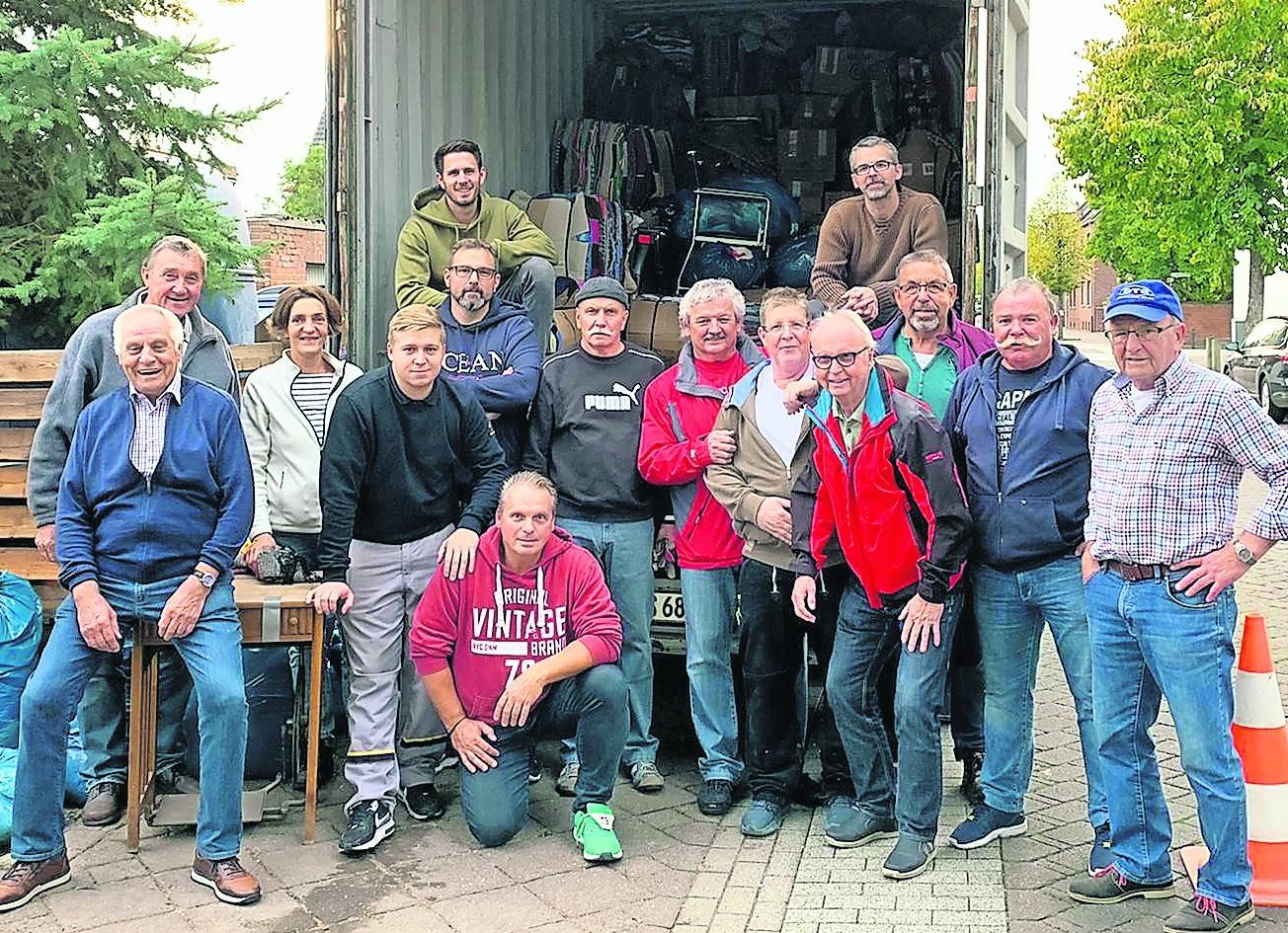  Das seit Kurzem amtierende Königshaus der St. Sebastianus Bruderschaft Schiefbahn mit König Horst Meyer sowie den Ministern Guido Wyes und Bastian Plum hat jetzt mit Unterstützung des Wachzuges Sappeure einen Hilfsgütercontainer für Pater Sylvester Agyapong in Accra/Ghana beladen. Die Helfer verluden insgesamt 248 Packstücke mit einem Gesamtgewicht von 9000 Kilogramm in den Container. Dank eines von der Dachdeckerei Faßbender geliehenen Gabelstaplers ging die Arbeit fröhlich und mit gutem Teamgeist voran. Pater Sylvester Agyapong, ein langjähriger Partner der Aktion Mission und Leprahilfe Schiefbahn, der trotz seiner Erblindung die Verteilung der Hilfsgüter vor Ort vornehmen wird, reagierte am Telefon mit einem freudigen „Halleluja“, als er vom Inhalt des Containers erfuhr. Dabei handelt es sich hauptsächlich um gut erhaltene Kleidung, Schuhe und Decken (als Verpackungsmaterial), aber auch um Nähmaschinen, Fahrräder, Spielzeug, Schreibmaterialien, Rollatoren, Küchengeschirr und Rollstühle. Die Hilfsgüter werden in Accra an Krankenhäuser, ein Entbindungsheim, ein Gefängnis, Berufsschulen und Kindergärten verteilt. Der Container wird über Rotterdam mit dem Frachter „APL Temasek“ nach Tema/Ghana transportiert. Die Aktion Mission und Leprahilfe Schiefbahn würde sich noch über Spenden zur Unterstützung der Transportkosten freuen. 