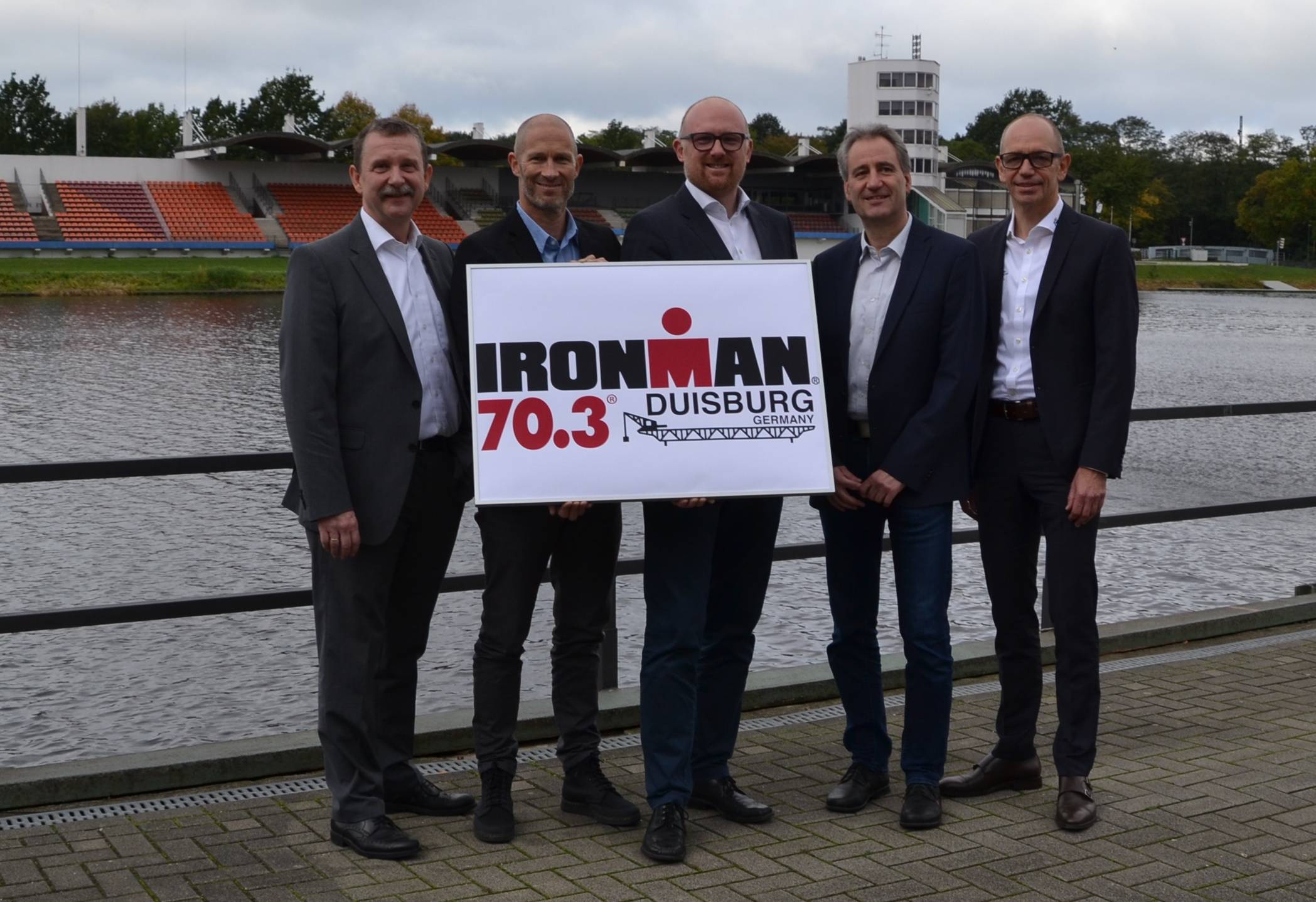 Jürgen Dietz, Betriebsleiter Duisburg Sport, Mike Matthias, Oberbürgermeister Sören Link, Sportdezernent Ralf Krumpholz und Burkhardt Schmidt vom NRW-Triathlon-Verband.