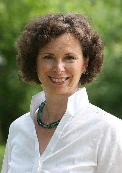  Gleichstellungsbeauftragte Gabriele Parschau erinnert mit der Ausstellung „Frauenrechte – Eine Erfolgsgeschichte auf dem roten Teppich“ auch an den ersten Einzug weiblicher Abgeordneter in die deutsche Nationalversammlung vor genau 100 Jahren. 