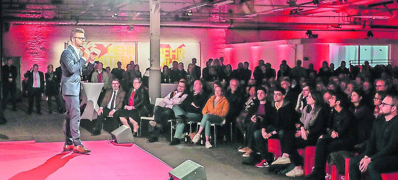 Vor einem Banner „Aufbruch für Mönchengladbach“ warb OB-Kandidat Felix Heinrichs in Halle 9 der Boetzelen Höfe für sich. Im Publikum seine Mutter und 220 SPD-Mitglieder und Gäste.