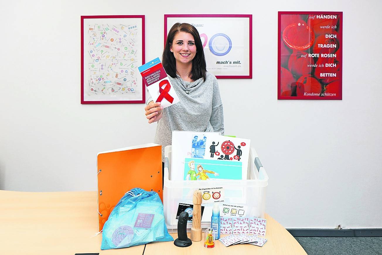  Miriam Isberner mit einer der überarbeiteten „Alles drin“-Kisten. 