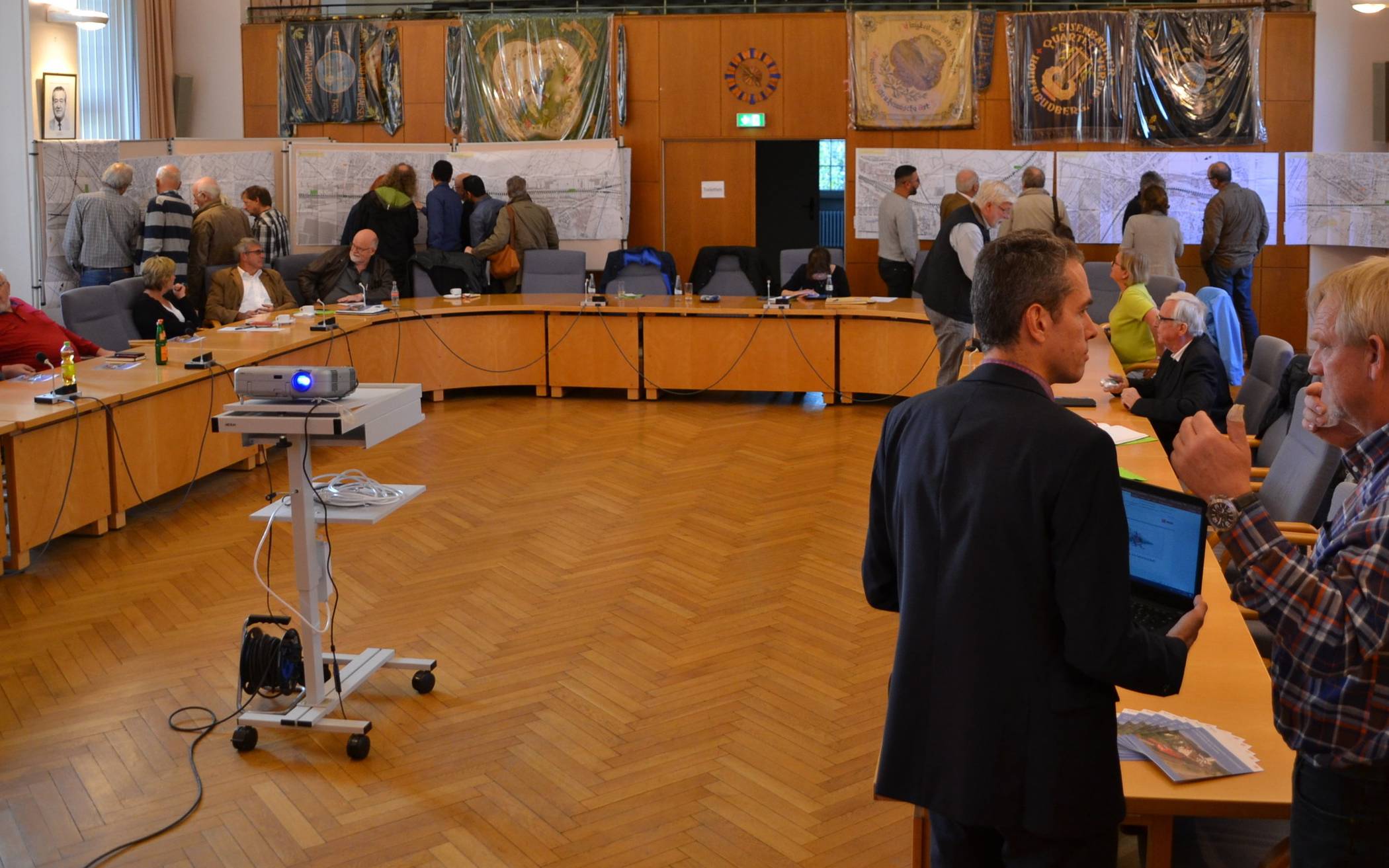  Im Anschluss an den Vortrag und das Fragenintermezzo der Bezirksvertretung zur DB-Lärmsanierung in Rheinhausen/Rumeln-Kaldenhausen, hatten Bürgerinnen und Bürger Gelegenheit, die vorläufigen Pläne zu studieren und Fragen zu stellen. Auch der CDU-Fraktionsvorsitzende in der Bezirksvertretung, Ferdi Seidelt (vr), fasste noch mal nach, bei DB-Projektleiter Andreas Tecklenburg. 