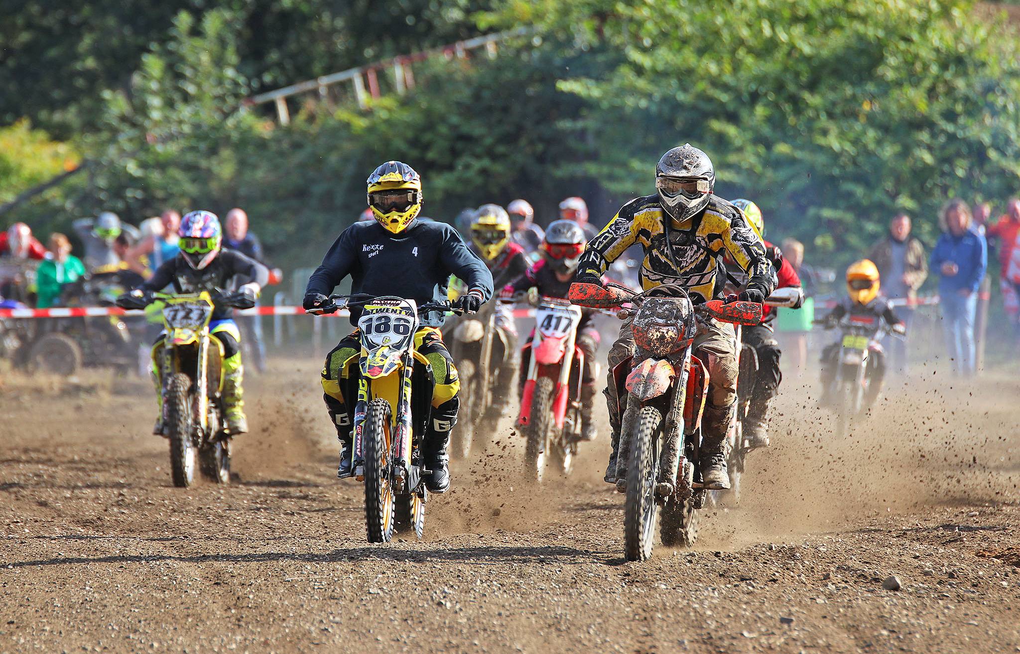 Viele Hobbyfahrer drehten mal so richtig am Gasgriff und konnten sich voll verausgaben, so auch ältere Herren und junge Hüpfer.