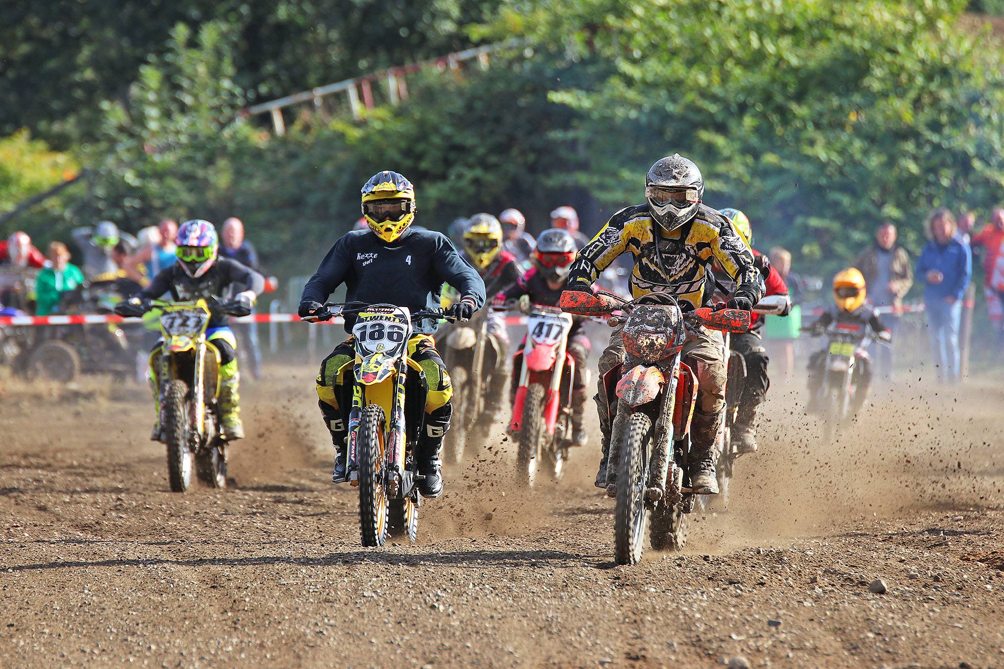  Viele Hobbyfahrer drehten mal so richtig am Gasgriff und konnten sich voll verausgaben, so auch ältere Herren und junge Hüpfer. 