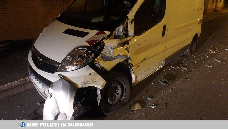 Der parkende Transporter wurde erheblich beschädigt.