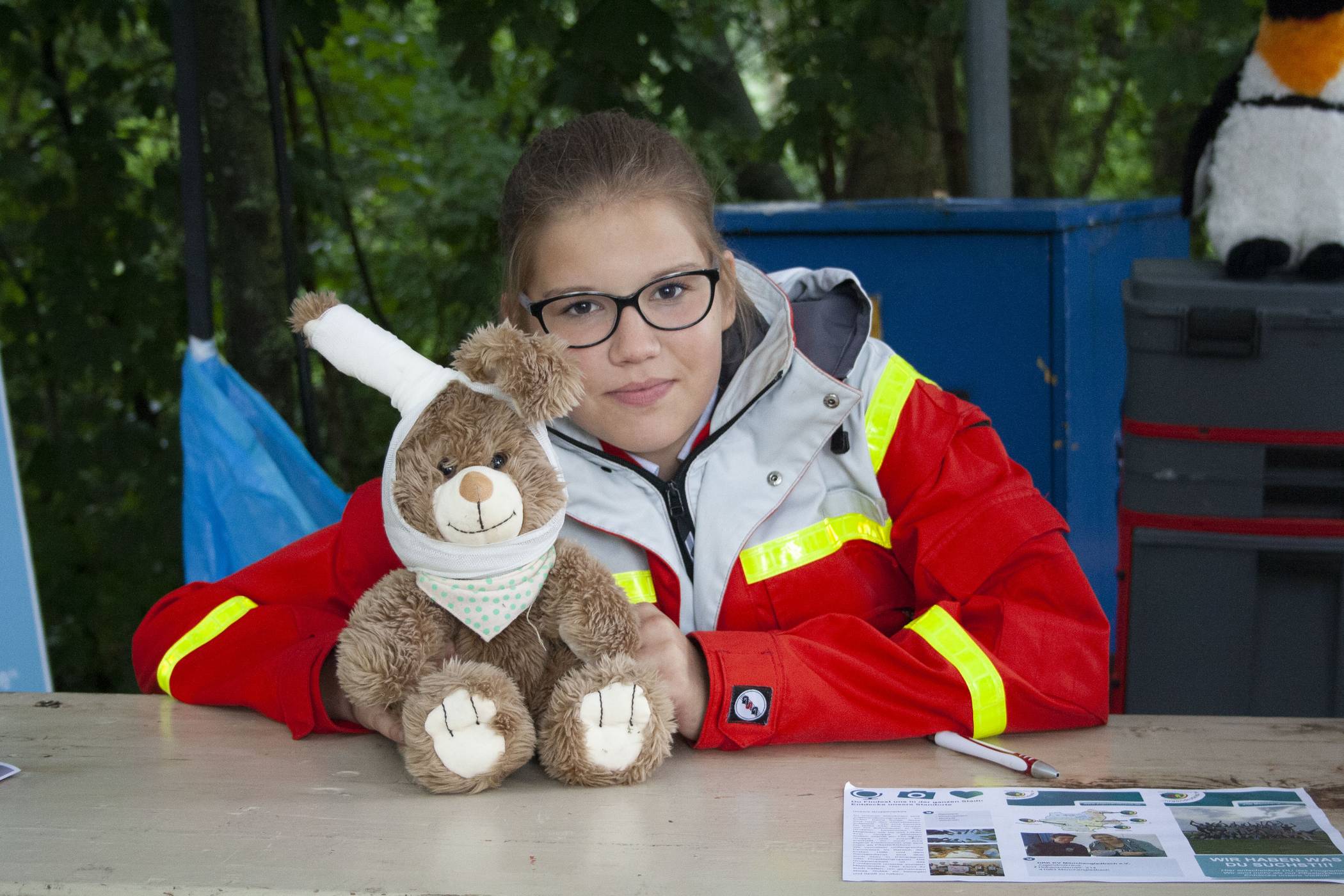 Die Mitarbeiter und Mitarbeiterinnen des Jugendrotkreuzes „behandeln“ am Samstag Plüschtiere.