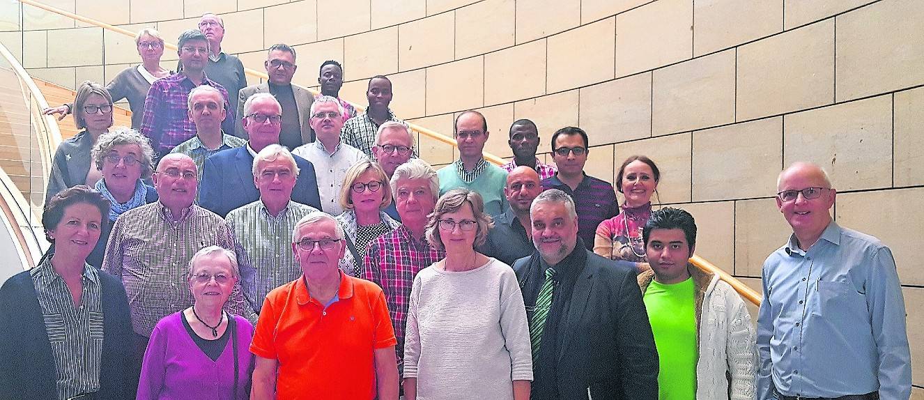   Zum Erinnerungsfoto traf sich die Meerbuscher Besuchergruppe mit Oliver Keymis auf der großen Treppe im Eingangsbereich des Landtags. Oliver Keymis (3.v.r.) mit Iris Pütz. R.außen Béatrice Delassalle-Wischert und Berthold Grebe. 