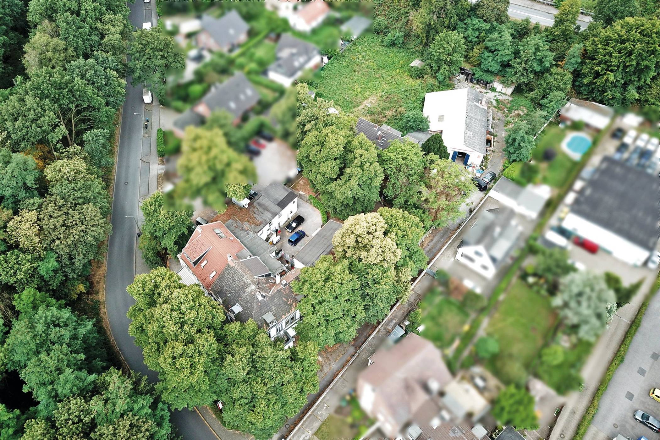  Scharfer Bereich: Das Gelände Lotharstraße 318-320 umfasst nicht nur die Gaststätte Steinbruch, sondern auch ein Zweifamilienhaus, eine Gewerbehalle und eine Garagenzeile. 