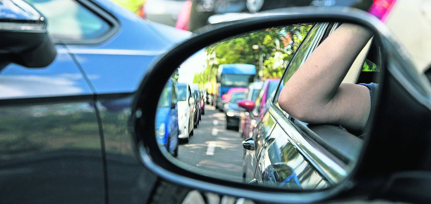 Frust im Stau: Immer mehr Beschäftigte haben weite Wege zur Arbeit. Die Gewerkschaft IG BAU macht für den Trend auch den fehlenden Wohnraum in Groß- und Universitätsstädten verantwortlich.