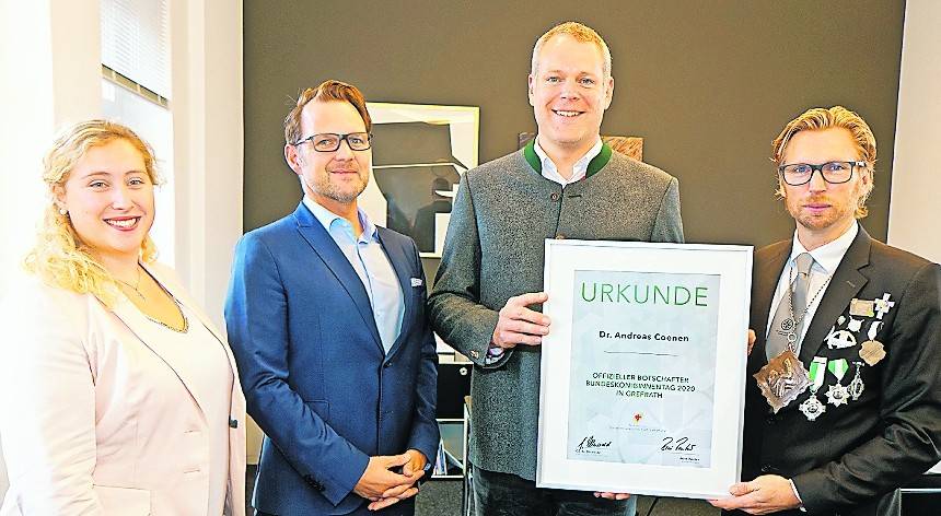 Landrat Dr. Andreas Coenen (2.v.l.) ist offizieller Botschafter für den Bundesköniginnentag 2020 in Grefrath. Katrin Ellerwald, Repräsentantin der Schützenbruderschaft St. Antonius Grefrath, Brudermeister René Reuter (r.) und Alexander Kättner, Sprecher des Bundesköniginnentags, verliehen dem Landrat diesen Ehrentitel.