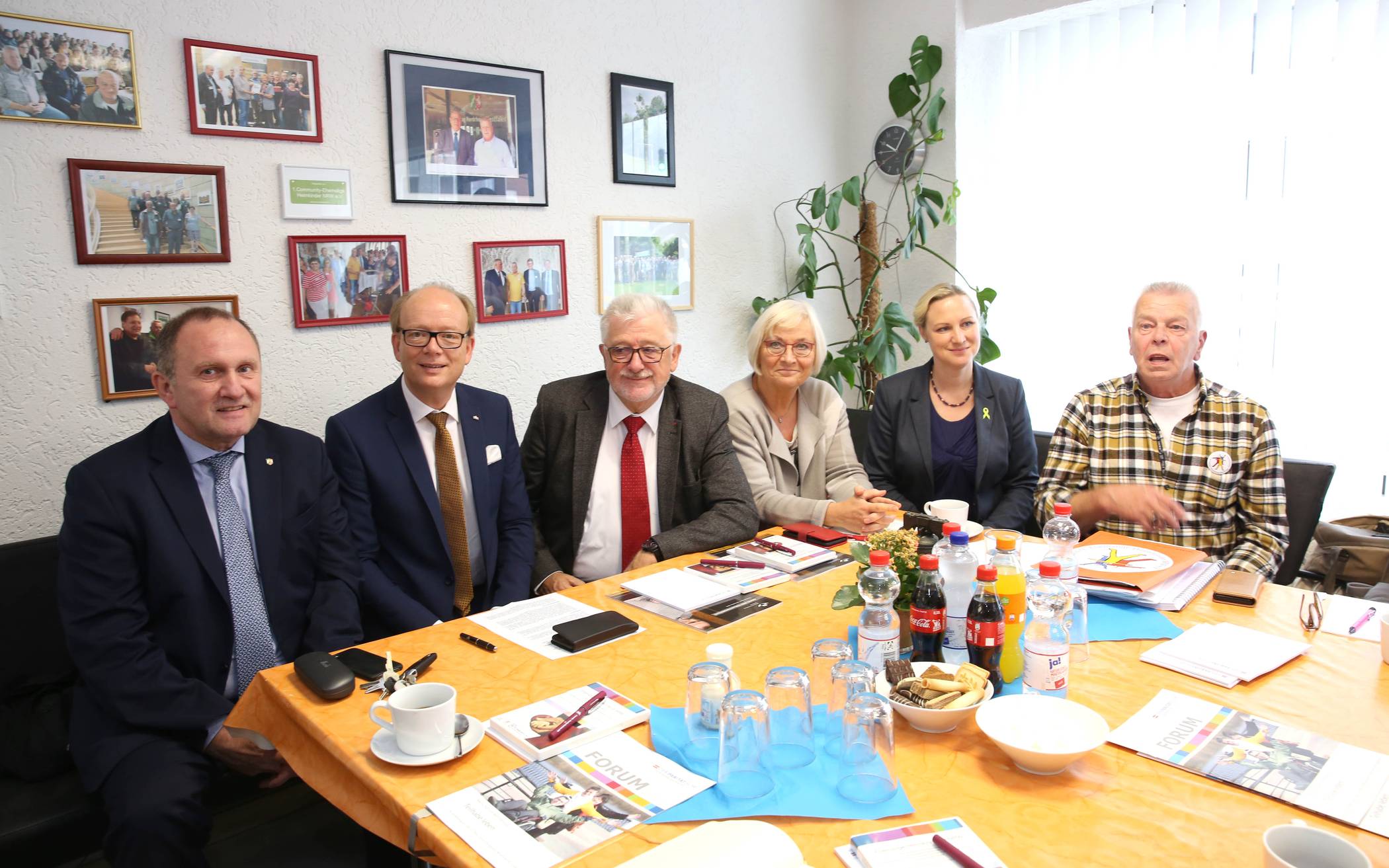 Wollen mit Uwe Werner (r.) für ehemalige Heimkinder an einem Strang ziehen: (v.l.) Frank Boss, MdL CDU, Landtagspräsident André Kuper, Hans-Willi Körfges, MdL SPD, NRW-Sozialausschussvorsitzende Heike Gebhard und Sozialdezernentin Dörte Schall.