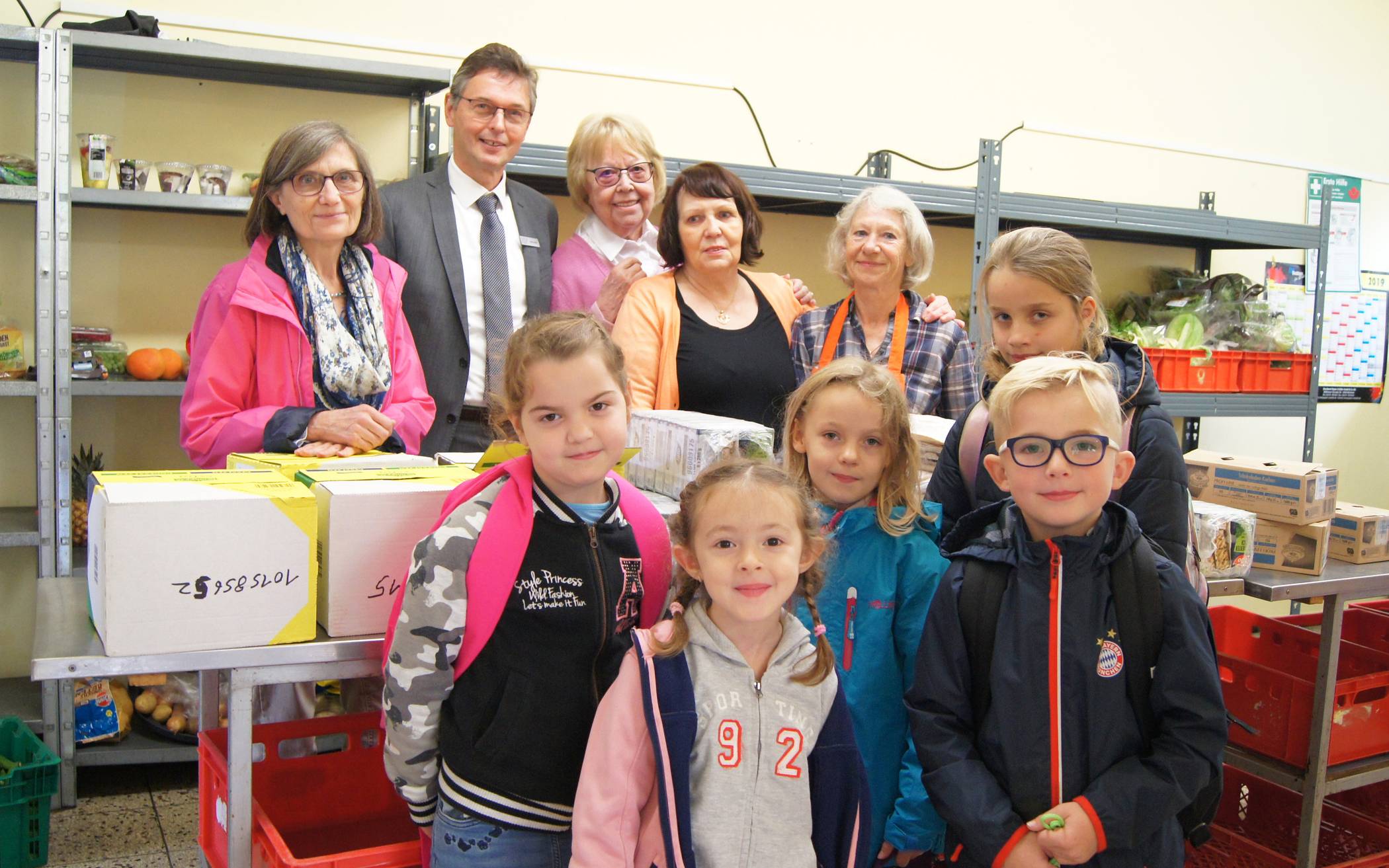 Nina, Eslem, Hannah, Eleni und Milan in den Räumen der Tafel. Mit ihnen ließen sich Marion May-Hacker, Agendabeauftragte der Stadt (l.), und Bürgermeister Harald Lenßen (2.v.l.) von den Tafelmitarbeiterinnen (v.l.) Ursula Borgemeister, Dagmar Freisem und Anne Stebing über die ehrenamtliche Arbeit informieren.