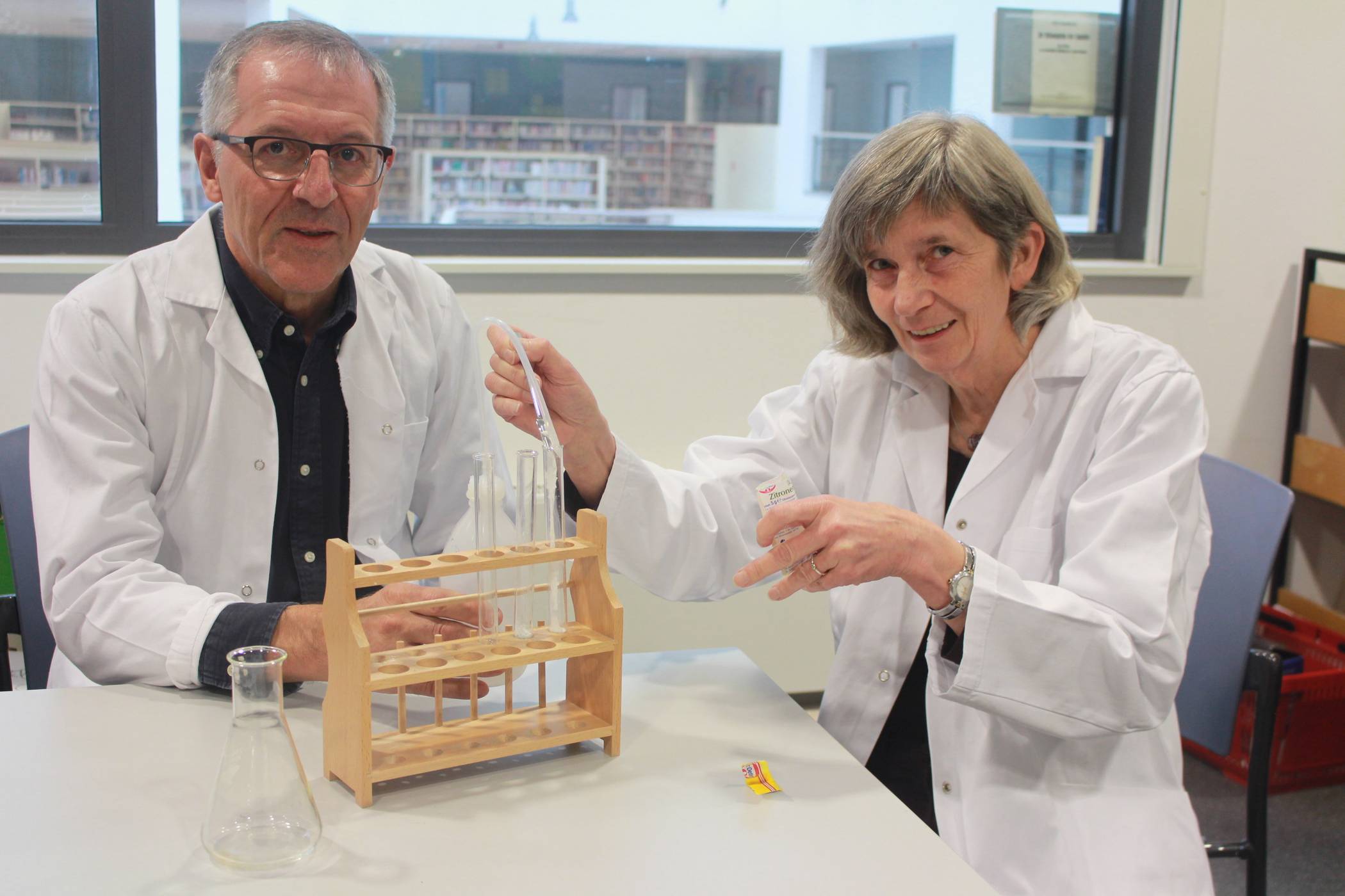 Spannende Experimente: Prof. Anna Nickisch-Hartfiel und Peter Popovic führen in der Mediothek verblüffende Versuche durch, die die Kinder des MINT-Clubs in Erstaunen versetzen.