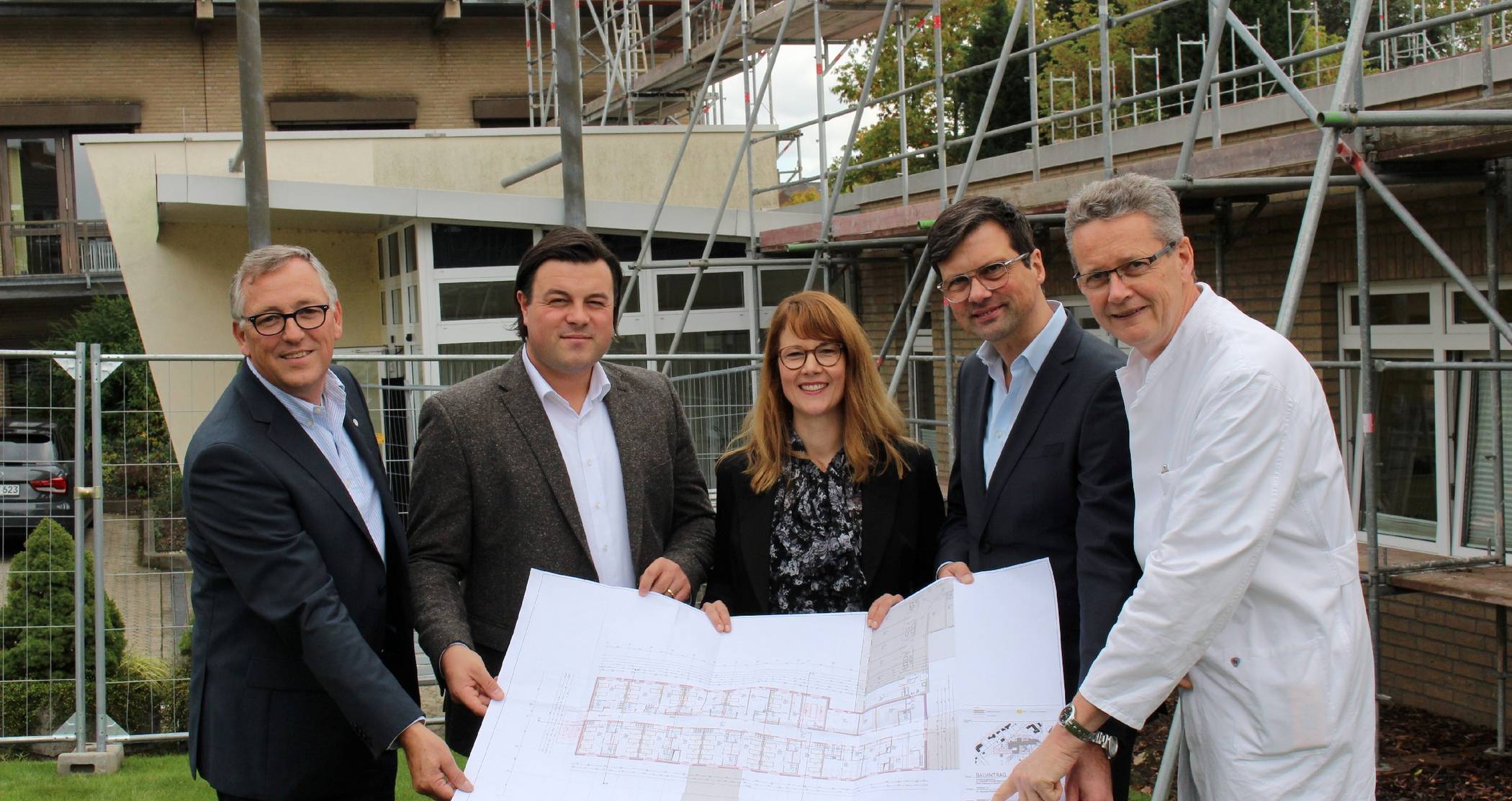  Freuen sich auf den Neubau: Pflegedirektor Detlef Prost, Kaufmännischer Direktor Peter Potysch, Die Architekten Nina Heeger und Thorsten König und Chefarzt Stefan Ewerbeck (von links). 