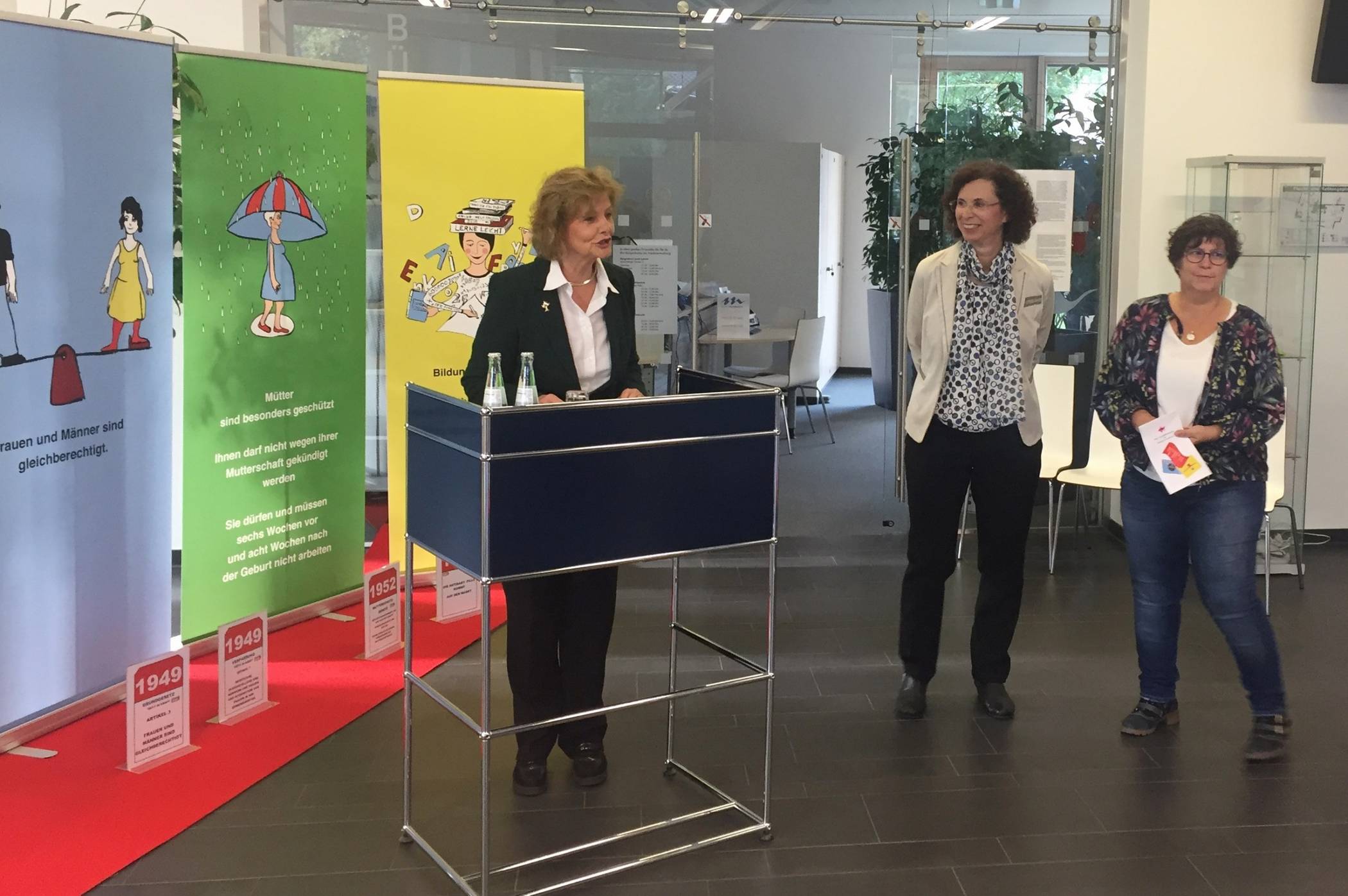 Haben gemeinsam die Wanderausstellung eröffnet: Bürgermeisterin Angelika Mielke-Westerlage, Gabriele Parschau, Gleichstellungsbeauftragte der Stadt Meerbusch (Mitte) und Ursula Habrich von der Frauenberatungsstelle Neuss (rechts).