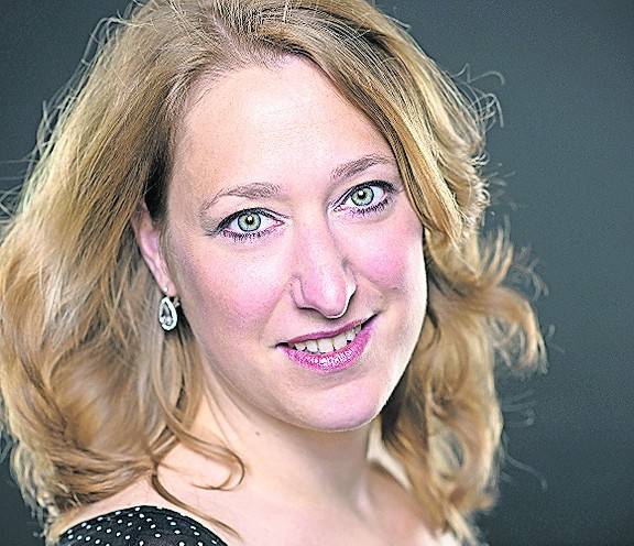 Die Sopranistin Katharina Leyhe singt in der Villa Marx bekannte Operettenlieder.