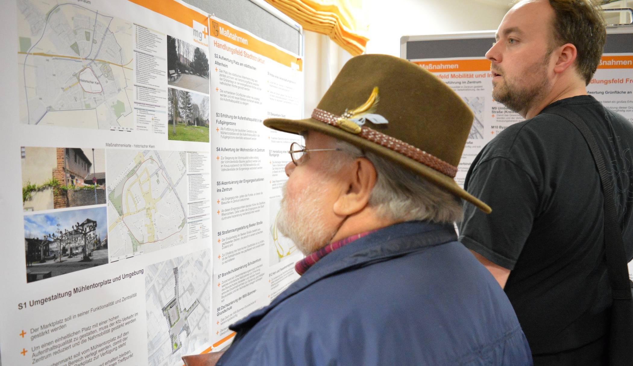  Die Pläne für den Ortsteil Rheindahlen konnten die Bürger bei einer Informationsveranstaltung der Stadt einsehen. 