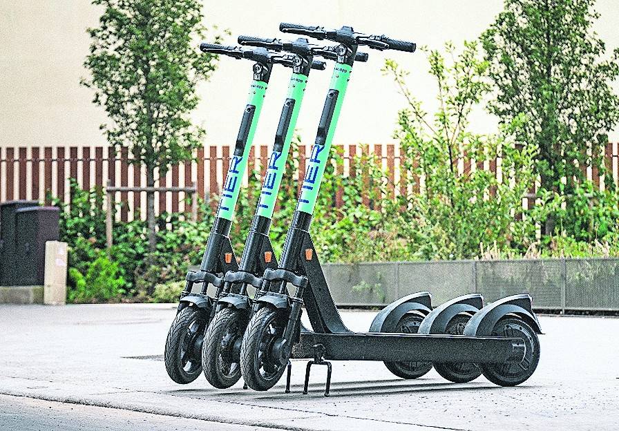  Seit Mittwoch stehen die türkis-schwarzen E-Scooter von TIER im Stadtgebiet zum Ausleihen bereit. 