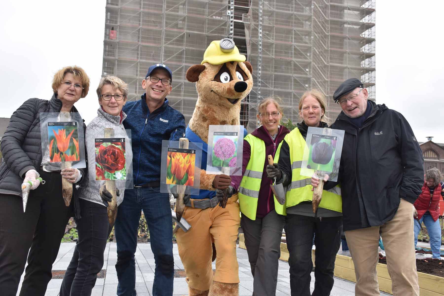  Der Förderverein präsentiert mit den Pflanzplanerinnen, wie die Blumen aussehen, die uns im Frühjahr erfreuen werden (v.l.): Margareta Feistner, Elke Wimmer, Dr. Christoph Müllmann, Annaca Kröner, Solvejg Mennerat und Heinrich Sperling. 
