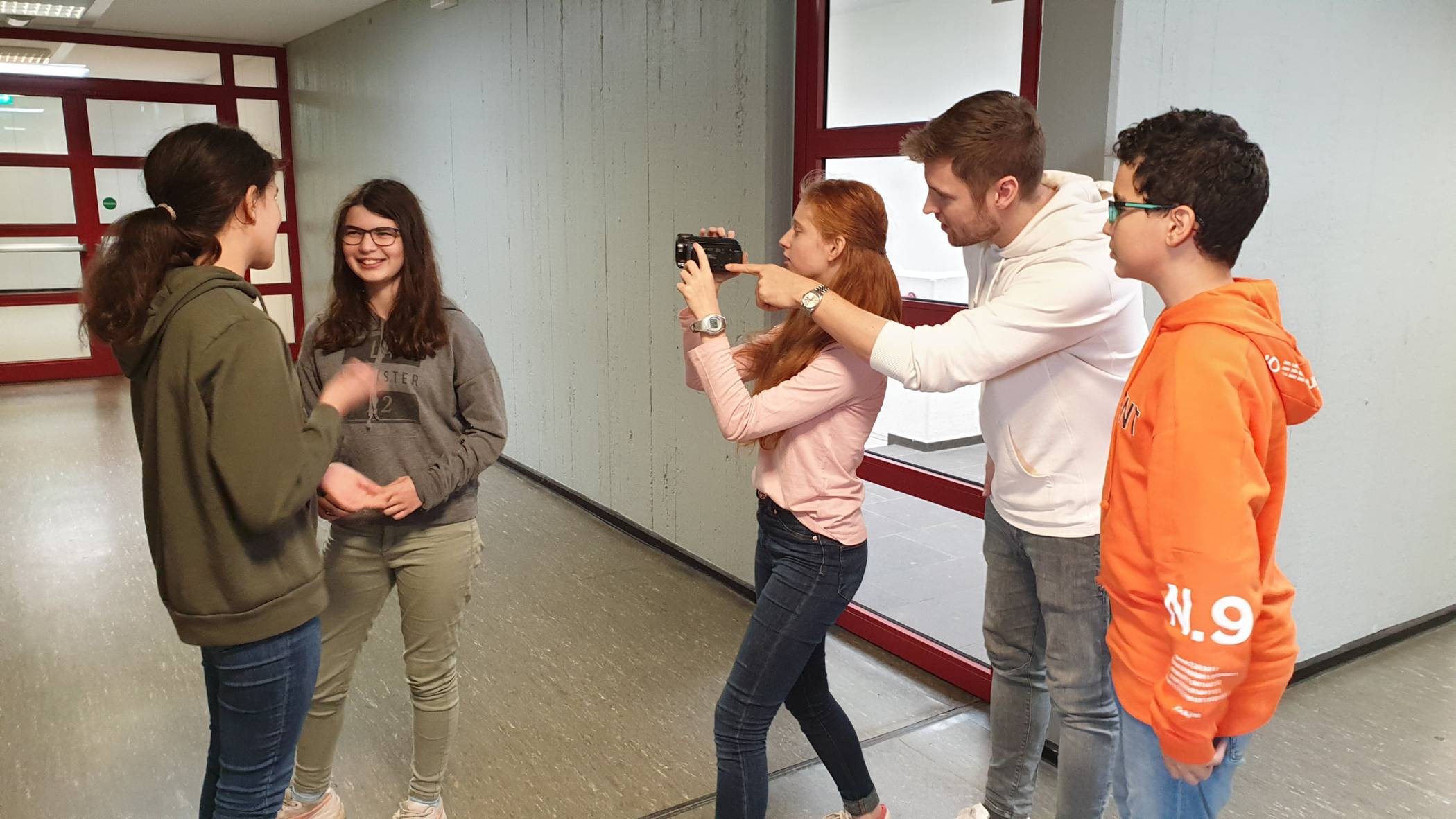   Youtube-Star Sebastian Meichsner (Bullshit TV) mit Schülern der achten Klassen vom Städtischen Meerbusch Gymnasium. 