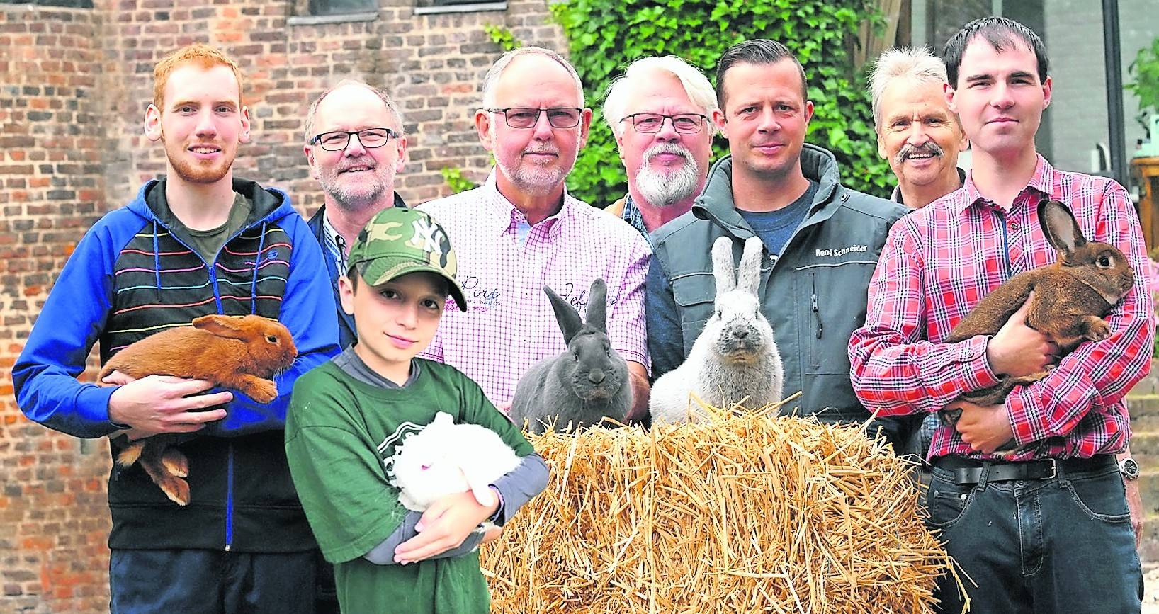  Kaninchenzüchter des Neersener Vereins (von links): Tobias Heitfeld, Heinrich Stieger, Lucas Schneider, Manfred Badtke, Theo Schneider, Rene Schneider, Heinz-Bert Nilles und Peter-Josef Schneider. 