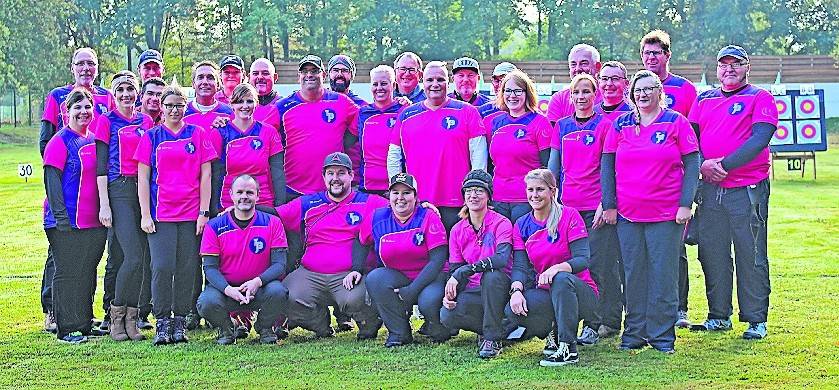 Die Farbe pink steht für das Ziel, das Thema Brustkrebs stärker in die Öffentlichkeit zu bringen: Das Team Bowjob hatte das Benefiz-Turnier auf der Bogensport-anlage des TV Schiefbahn durchgeführt.