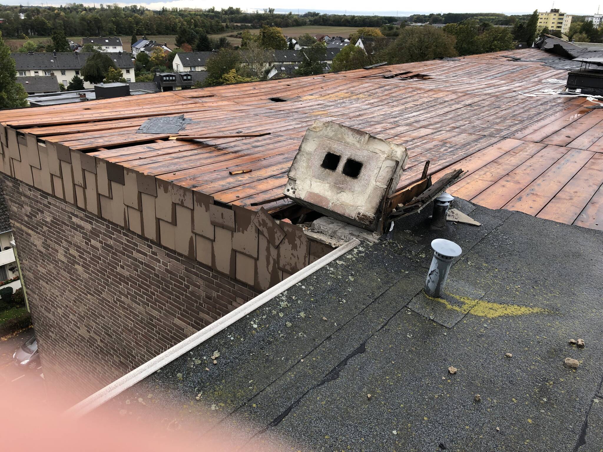 Der vermutlich schadensreichste Einsatz ereignete sich am Laacher Weg, wo der Sturm auf rund 20 Quadratmetern die Pappe eines Flachdaches abgehoben hatte.