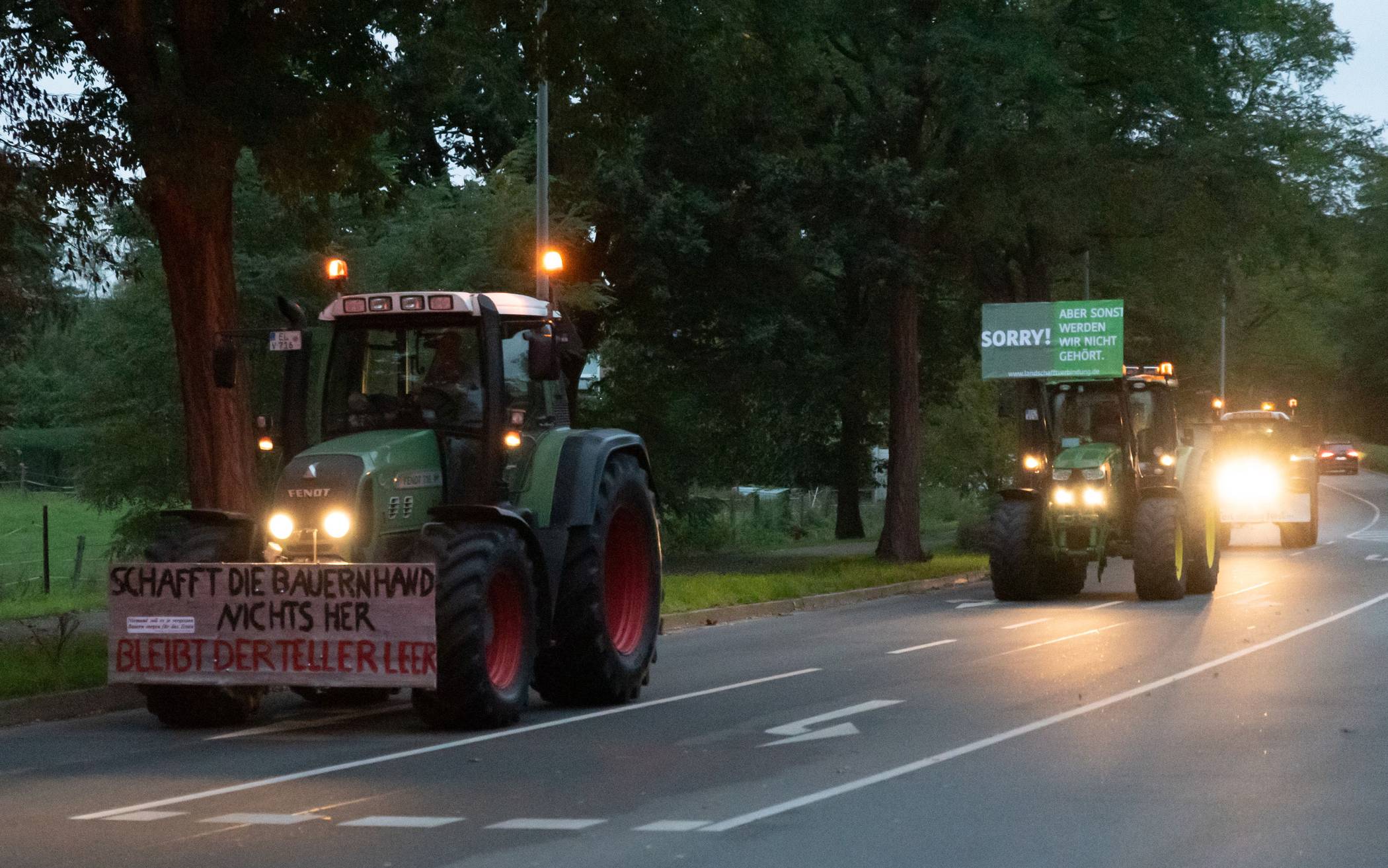 Traktorkonvoi überrascht einige Autofahrer