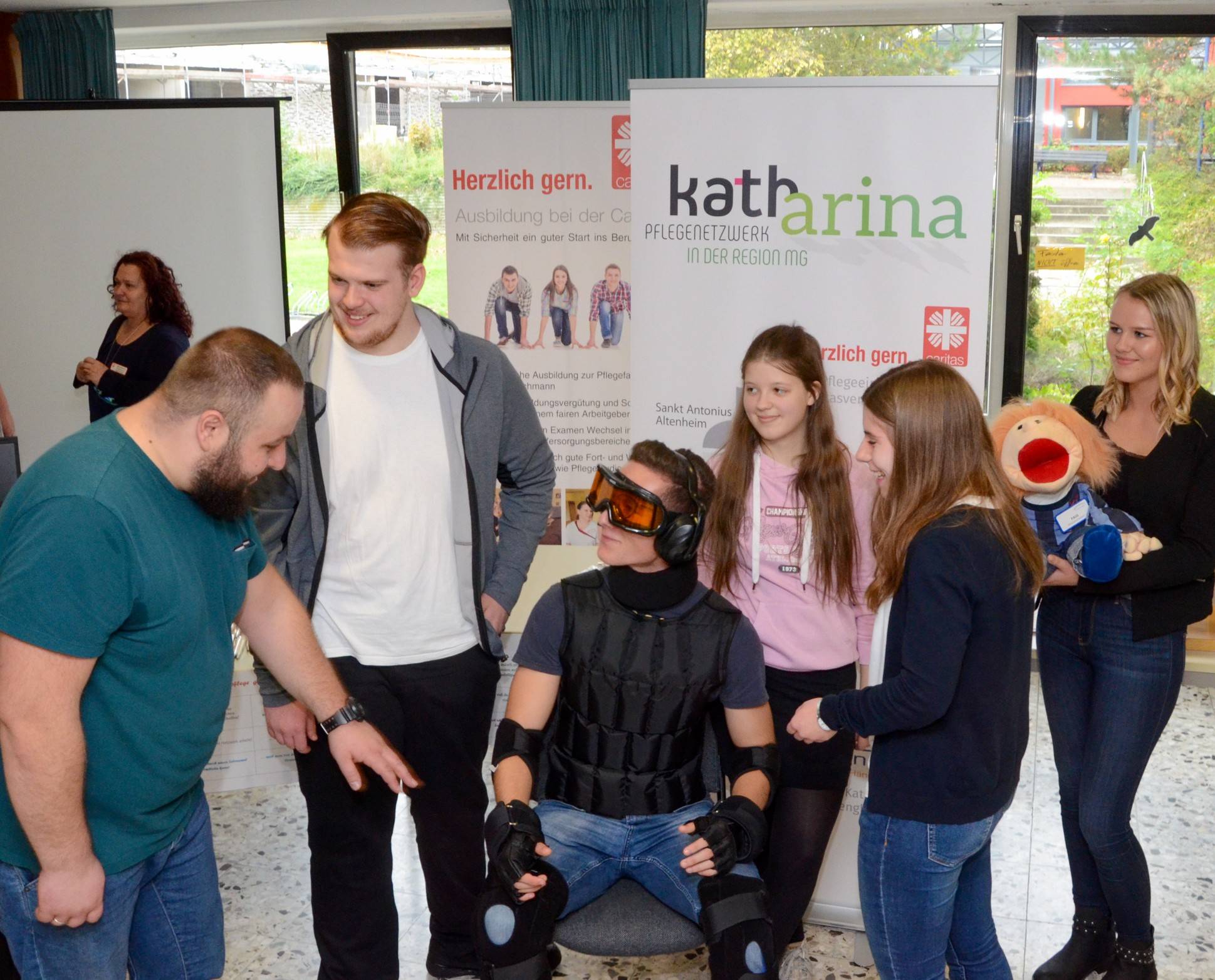 Altersbedingte Einschränkungen vermittelt ein Simulationsanzug, den die Besucher der Ausbildungsbörse des Pflegenetzwerks Katharina ausprobieren konnten.