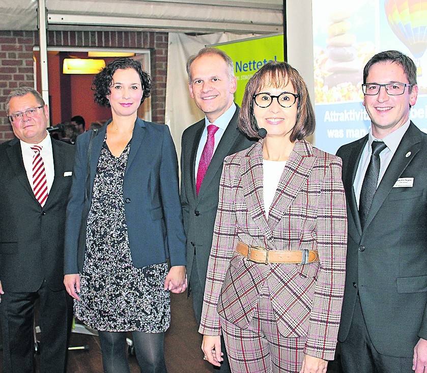  Harald Rothen (Stadtwerke Nettetal), Claudia Severin, Bürgermeister Christian Wagner, Prof. Dr. Jutta Rump, Wirtschaftsförderer Hans-Willi Pergens. 