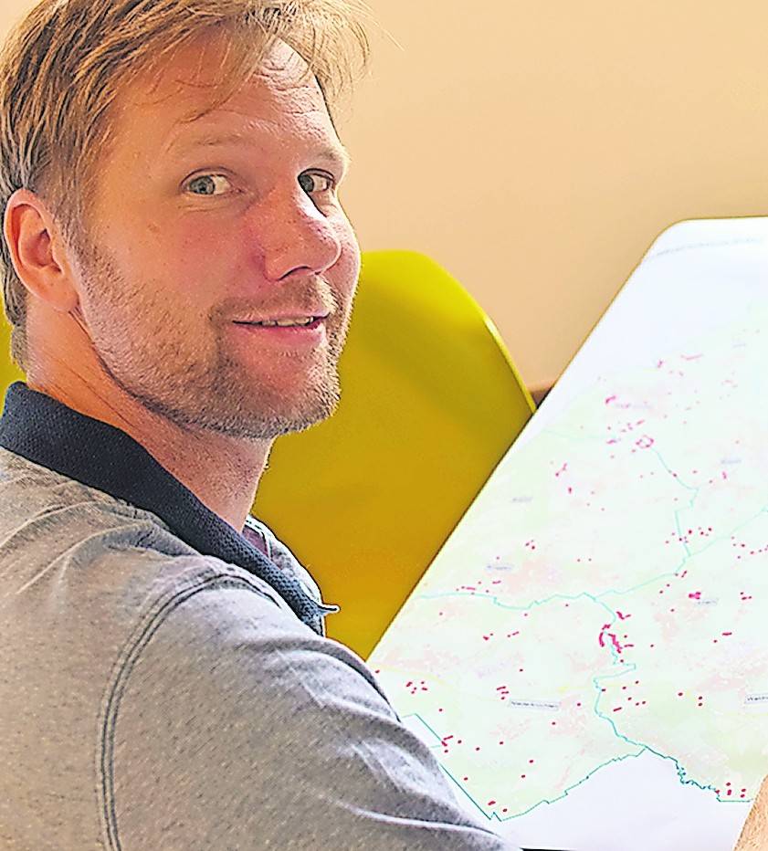  Auf seiner Breitband-Karte für den Kreis Viersen hat Sebastian Cüsters präzise eingetragen, wo die Versorgung gut ist und wo es noch weiße Flecken gibt. 