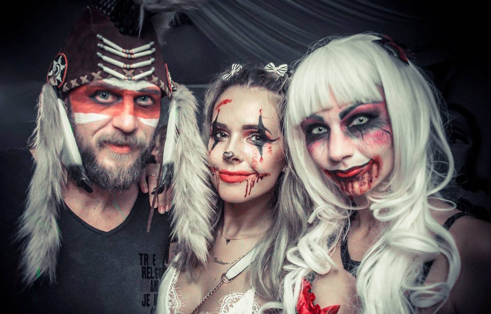 Mit passender Verkleidung macht das Feiern an Halloween noch mehr Spaß.