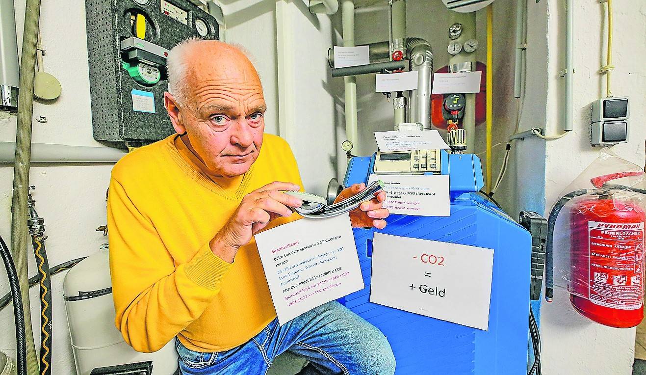 Detlef Poullie zeigt, wo man allein bei der Heizung überall sparen kann.