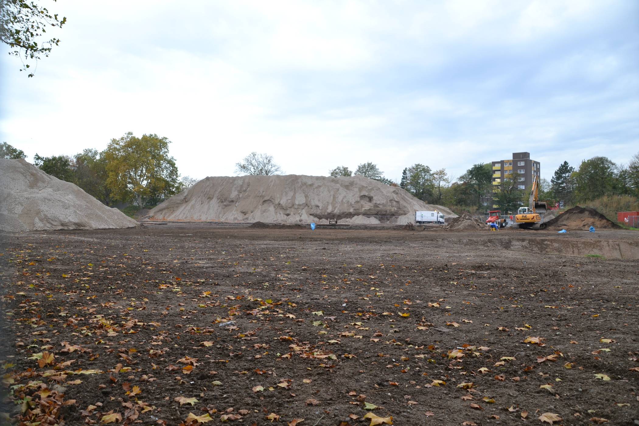  Wo einst der „Weiße Riese“, Friedrich-Ebert-Straße 10-16, stand, gilt es jetzt eine Freifläche zu entwickeln. Die Schuttberge am Rande müssen noch abtransportiert werden. Bürger/innen sind in den Gestaltungsprozess um die Fläche einbezogen. 