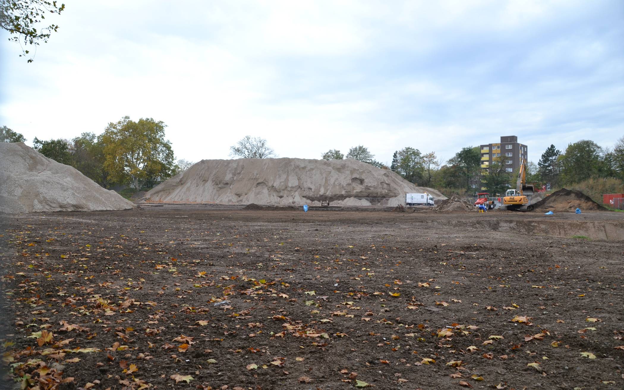 Wo einst der „Weiße Riese“, Friedrich-Ebert-Straße 10-16, stand, gilt es jetzt eine Freifläche zu entwickeln. Die Schuttberge am Rande müssen noch abtransportiert werden. Bürger/innen sind in den Gestaltungsprozess um die Fläche einbezogen.